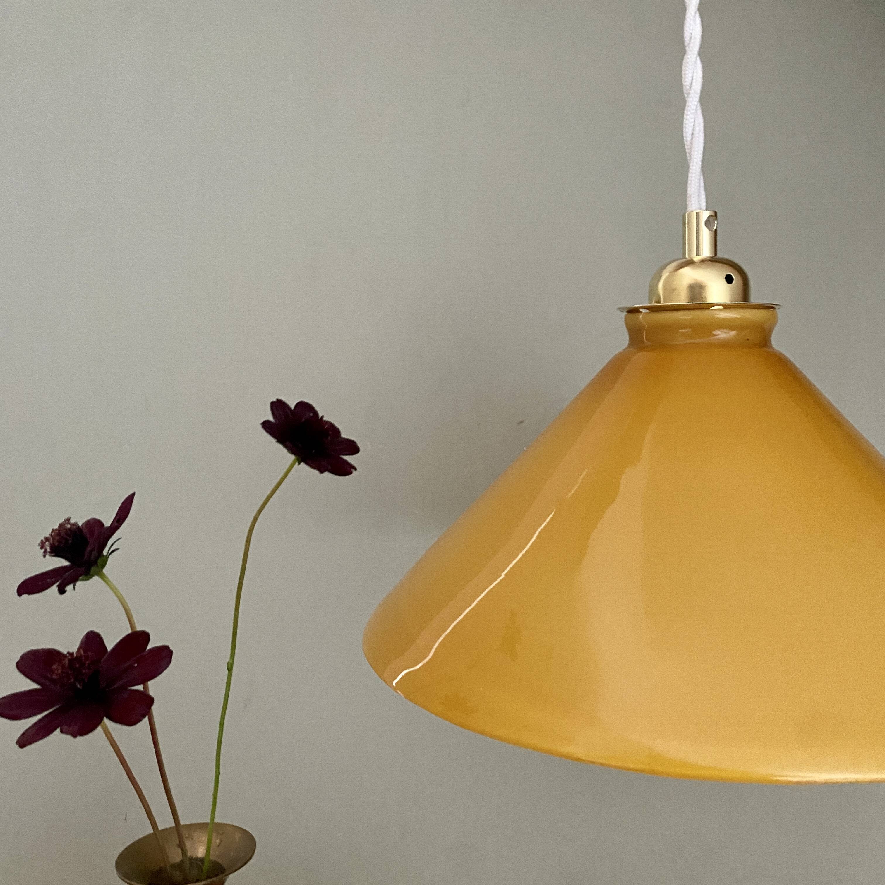 Suspension lampshade in yellow and white opaline