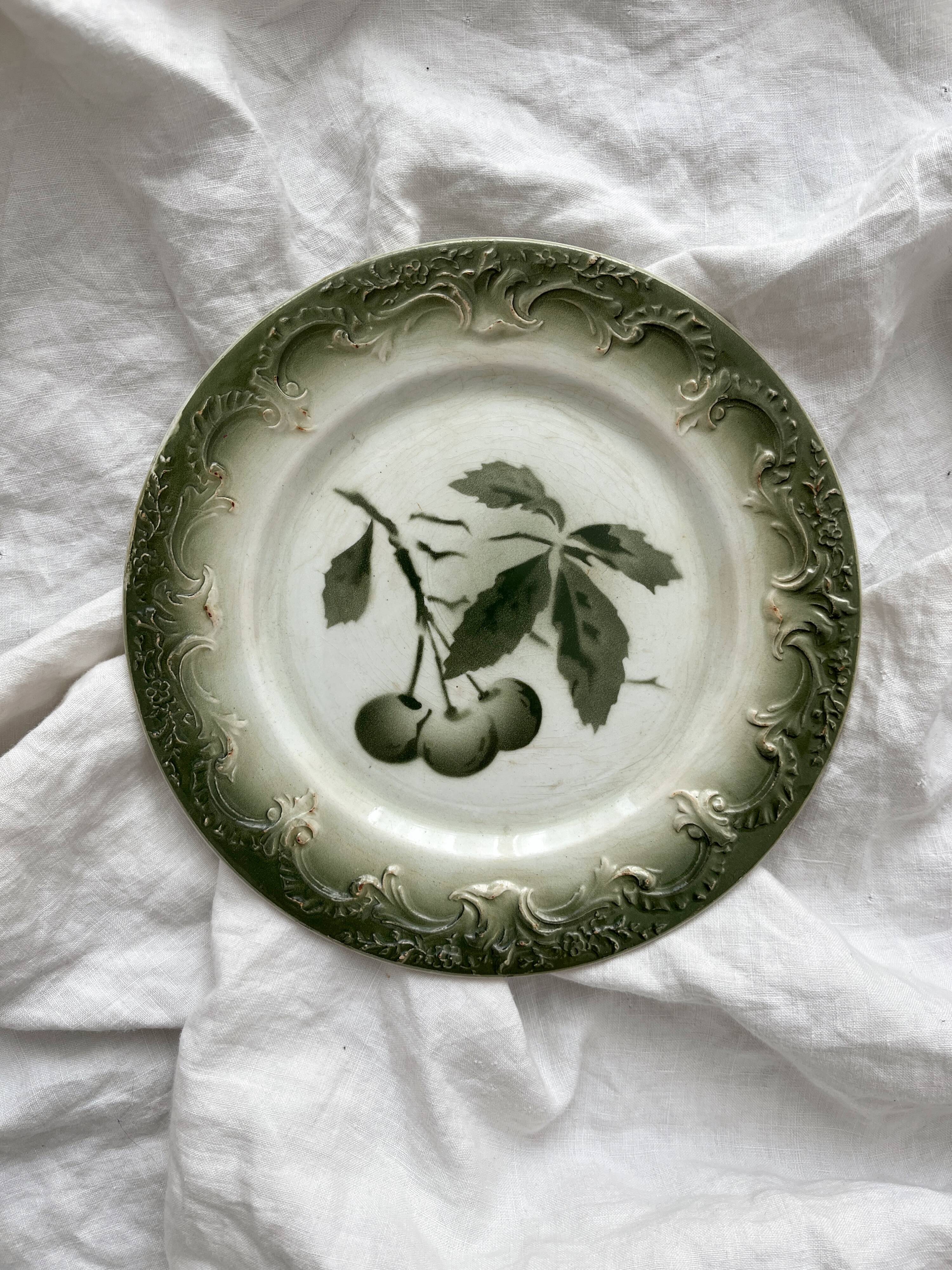 Assiette à dessert ancienne en terre de fer décor cerises faïence de Pexonne