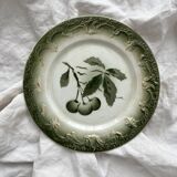 Assiette à dessert ancienne en terre de fer décor cerises faïence de Pexonne