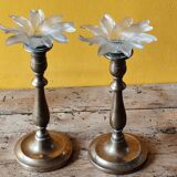 Paire de bougeoirs en laiton et bobèches en forme de fleur en verre opaque