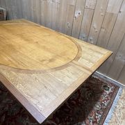 Table de salle à manger ovale de style Louis XV en chêne massif
