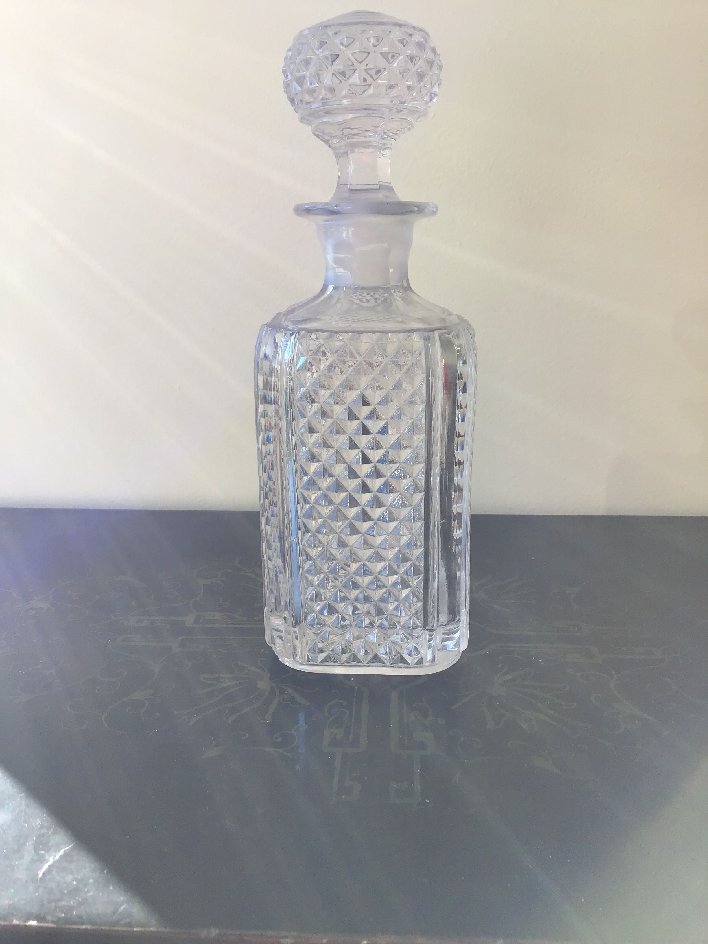 Fully chiseled crystal decanter