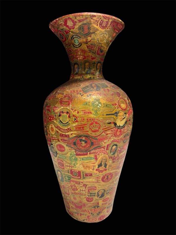 Vase à décors de Bagues de Cigares – Art Populaire, vers 1900