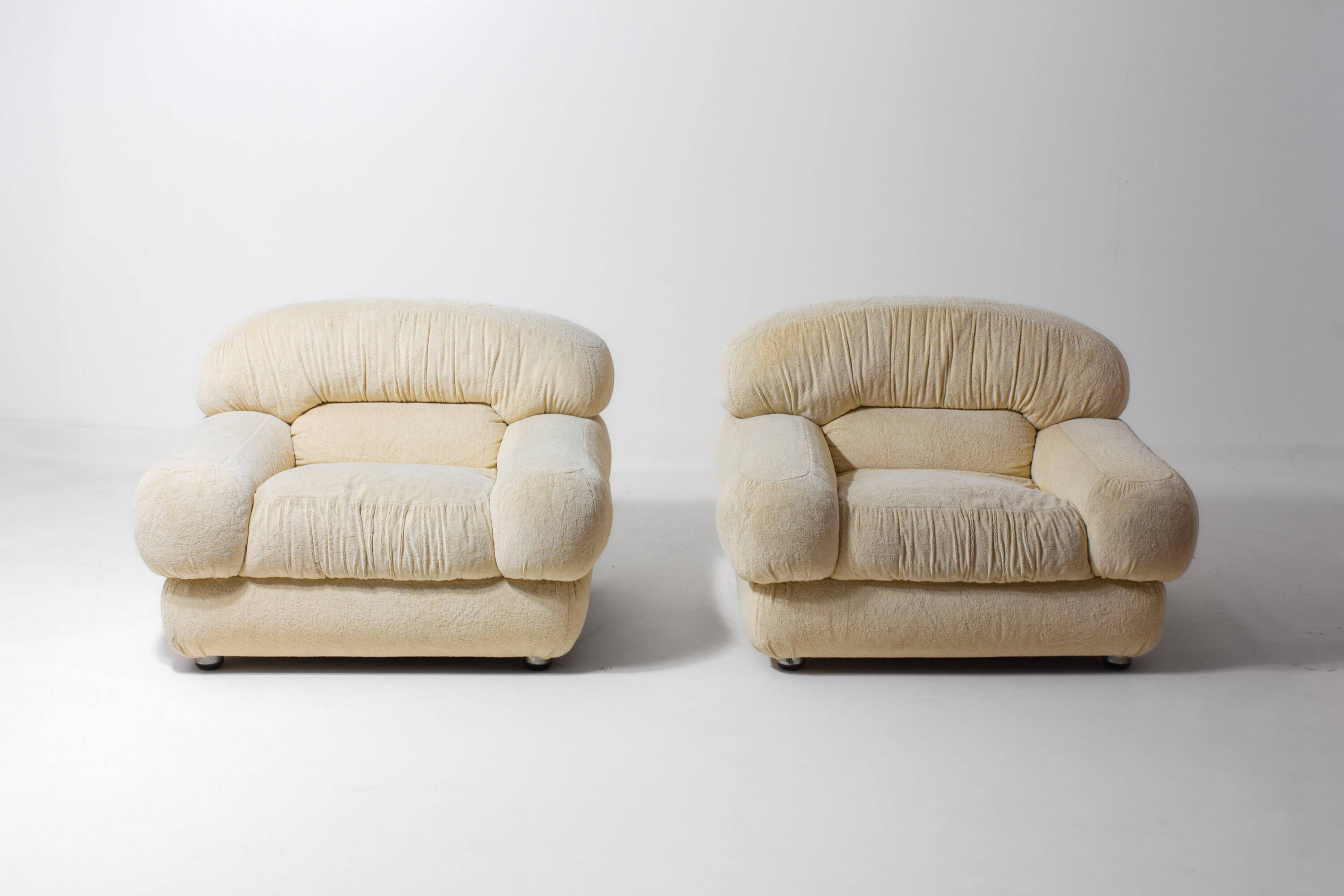 Elegant Italian lounge chairs in cream coloured fabric, 1970s