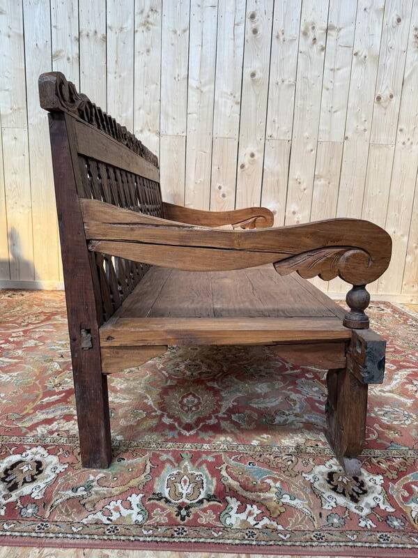 Grand banc de jardin Indonésien en noix sculpté