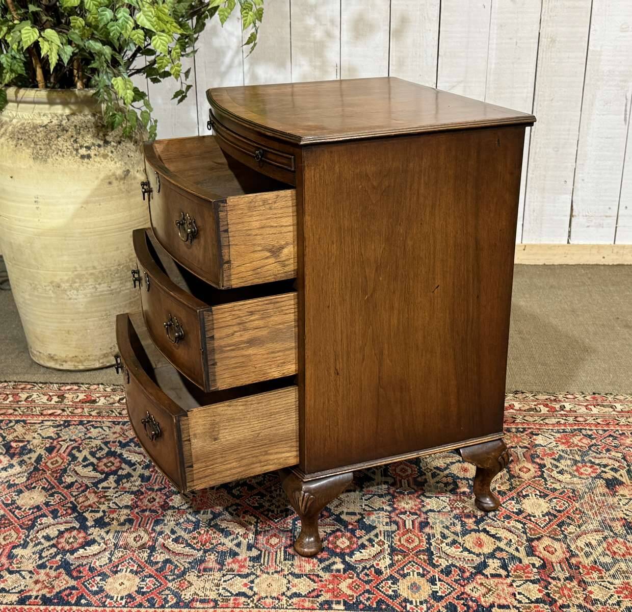 Commode anglaise en noyer des années 1950