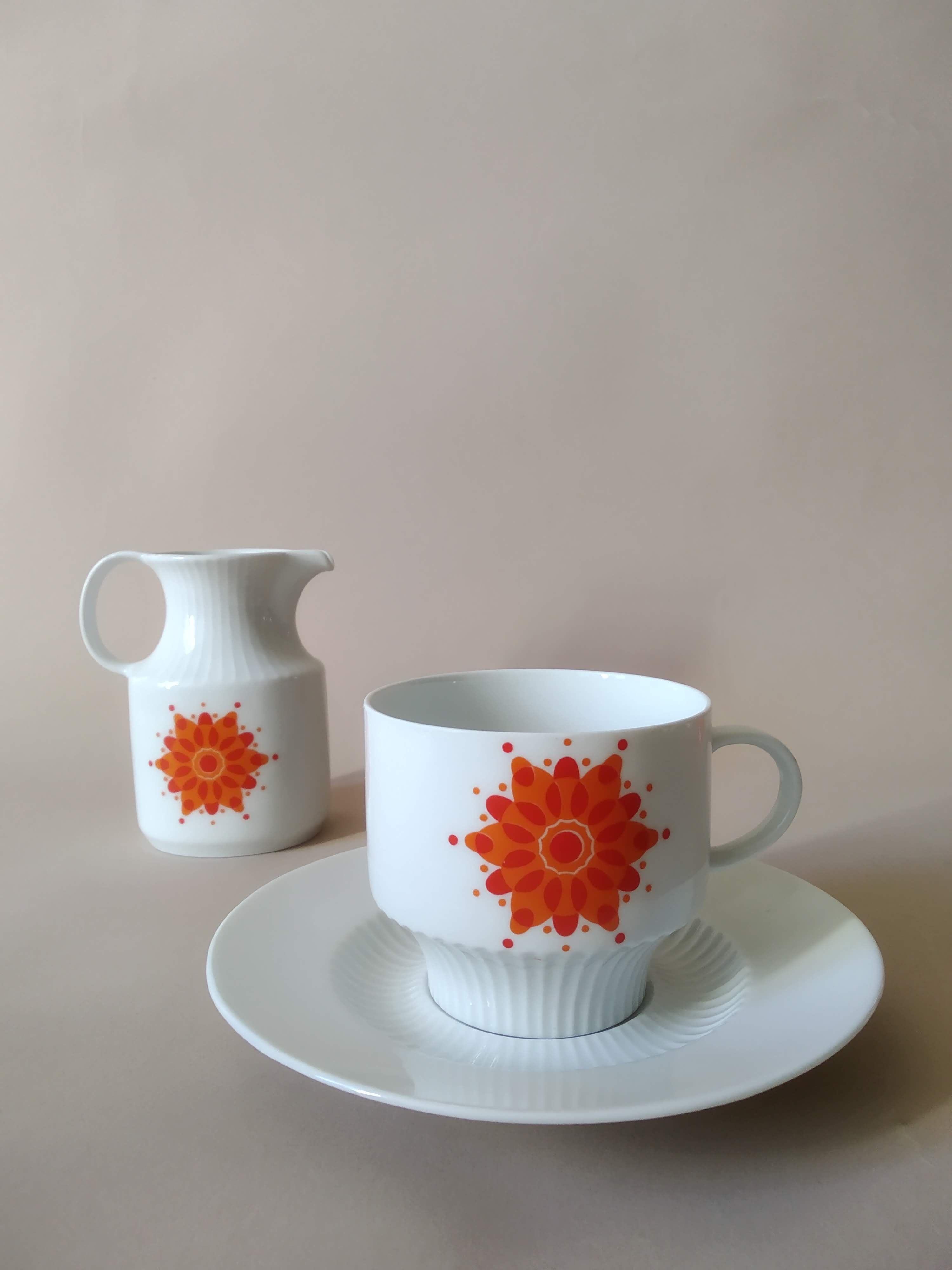 Lot 12 tasses à café et pot à lait en porcelaine Ak Kaiser années 70