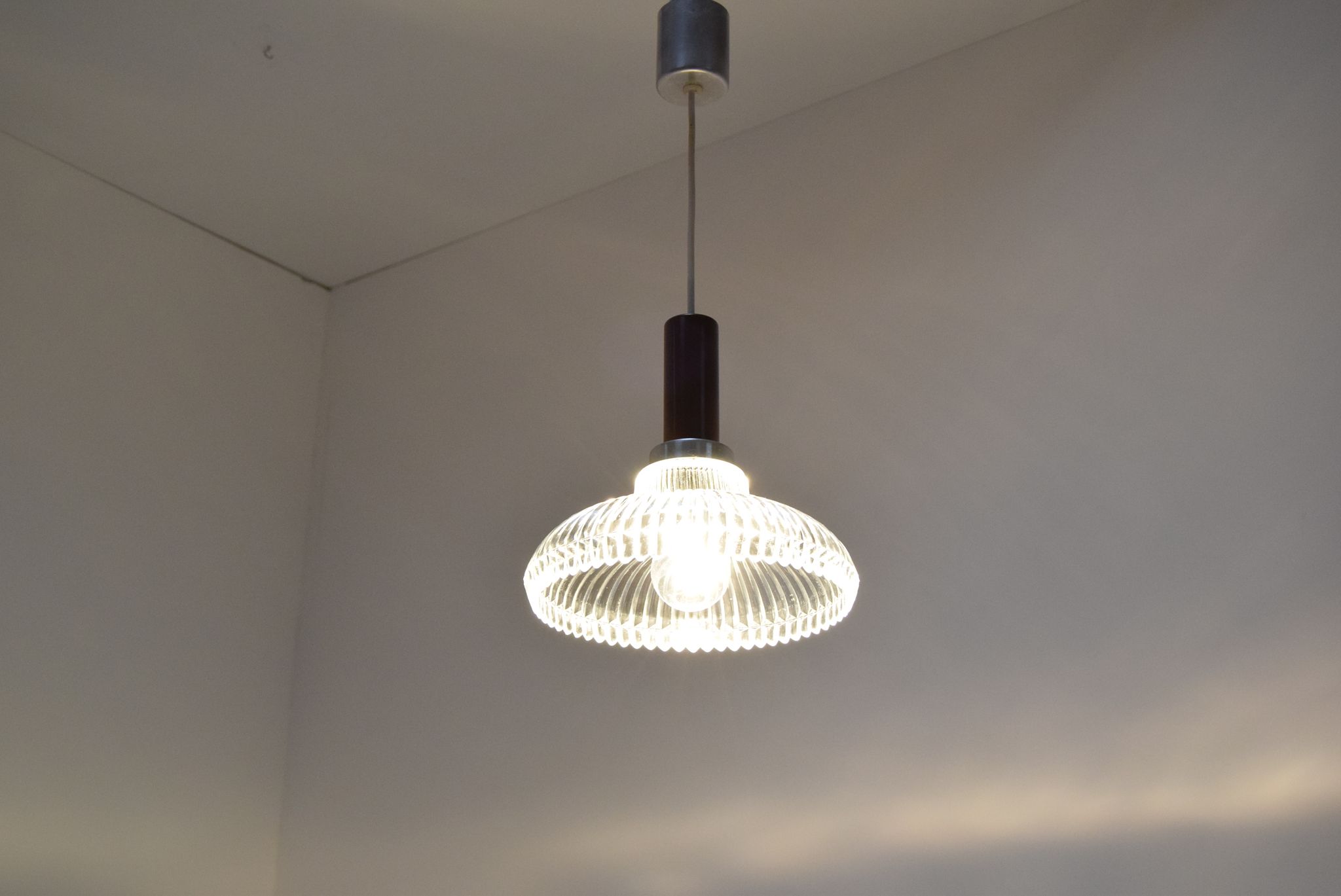 Suspension en verre du milieu du siècle années 1960