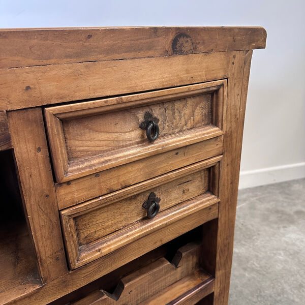 Comptoir de bar en bois massif rustique avec 4 tabourets assortis – porte-bouteilles et rangement