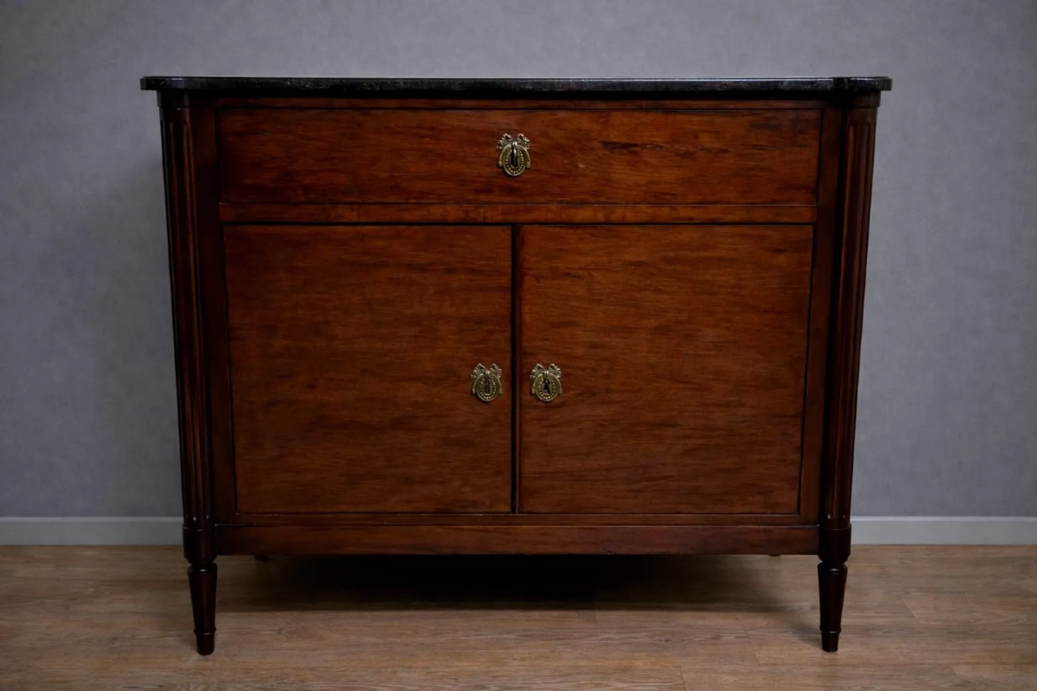 Buffet / cupboard with doors / accent piece in Louis XVI style made of mahogany.