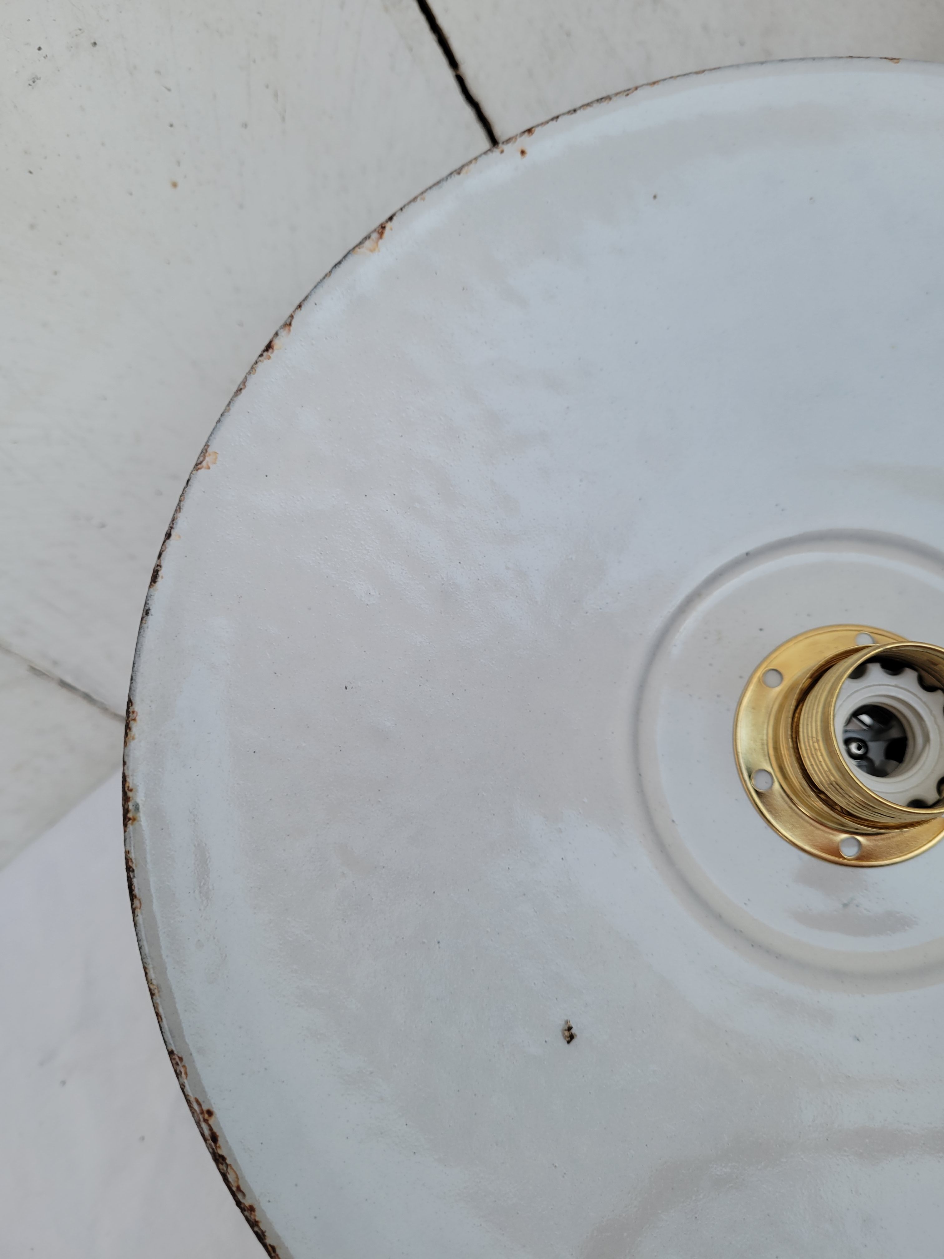 Suspension in green and white enamelled sheet metal