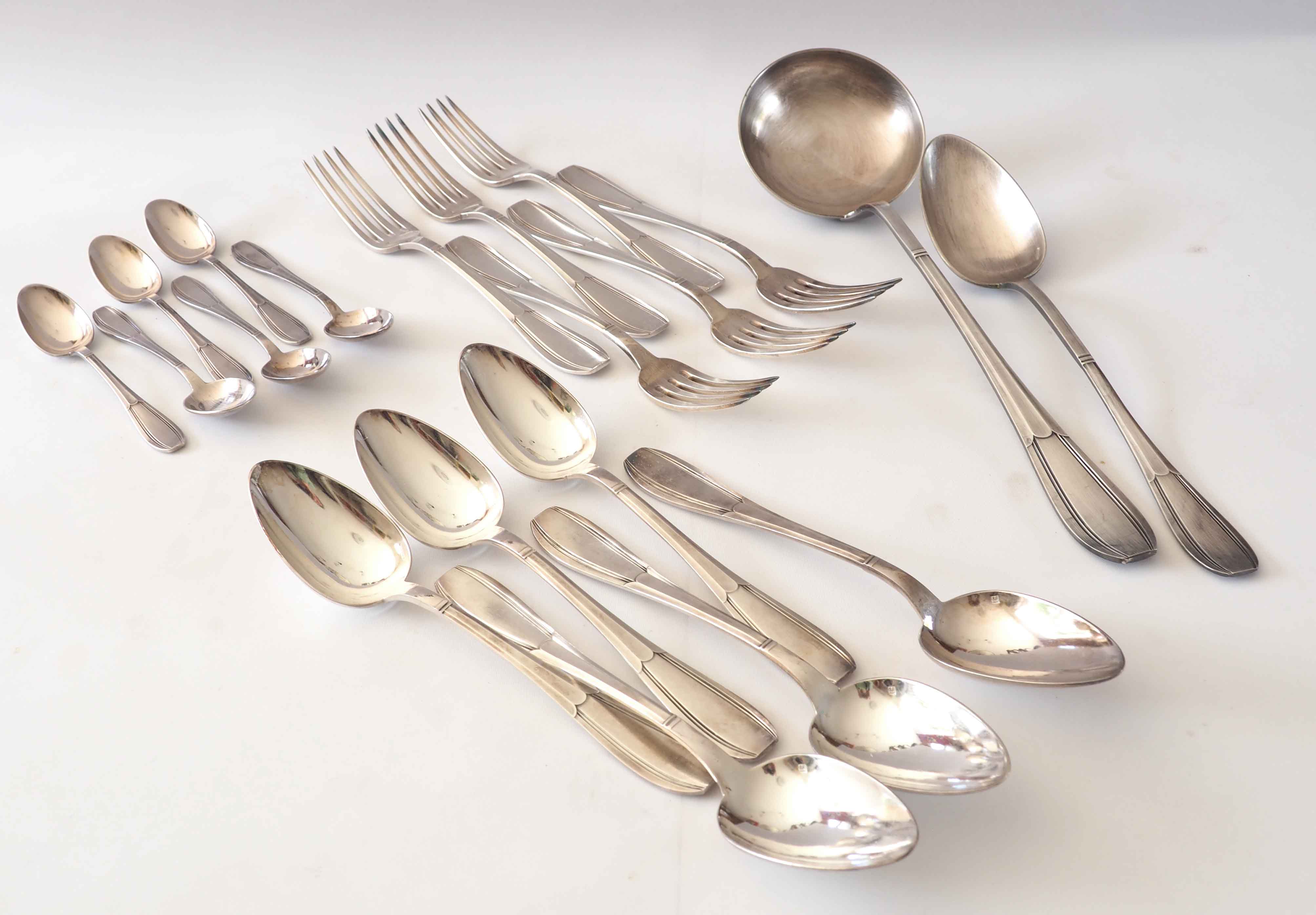 Silver cutlery set