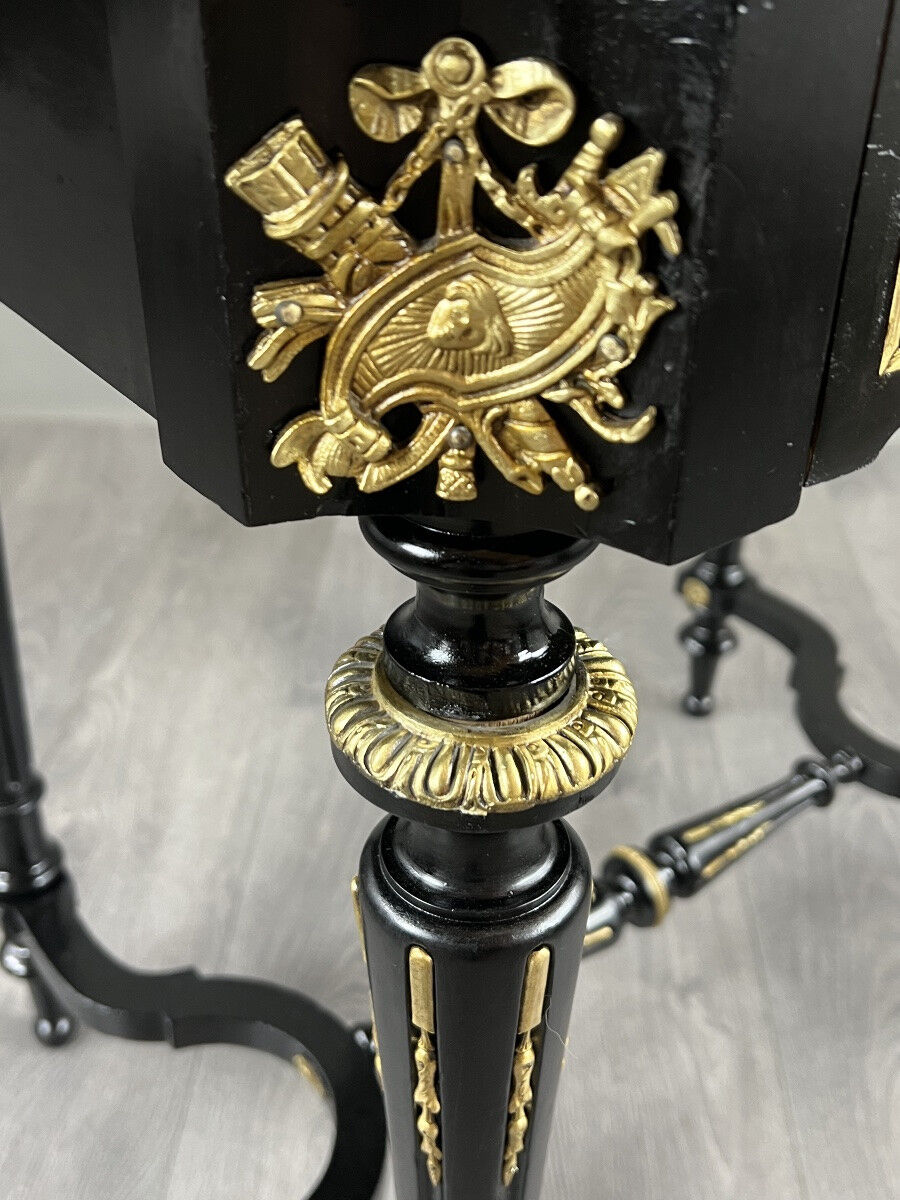 Living room table with flaps in Napoléon III style, 19th century.