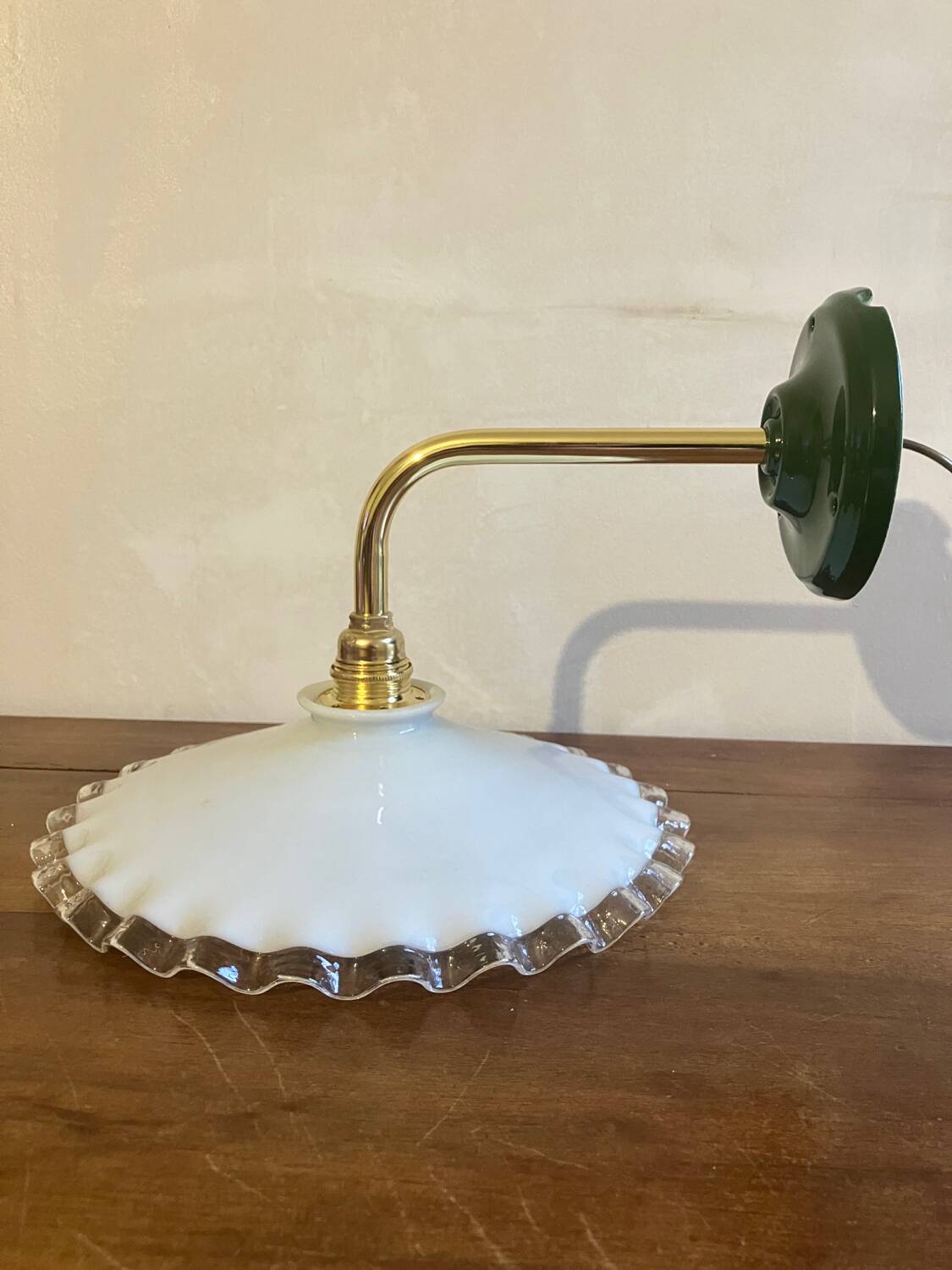 Serrated opaline wall lamp