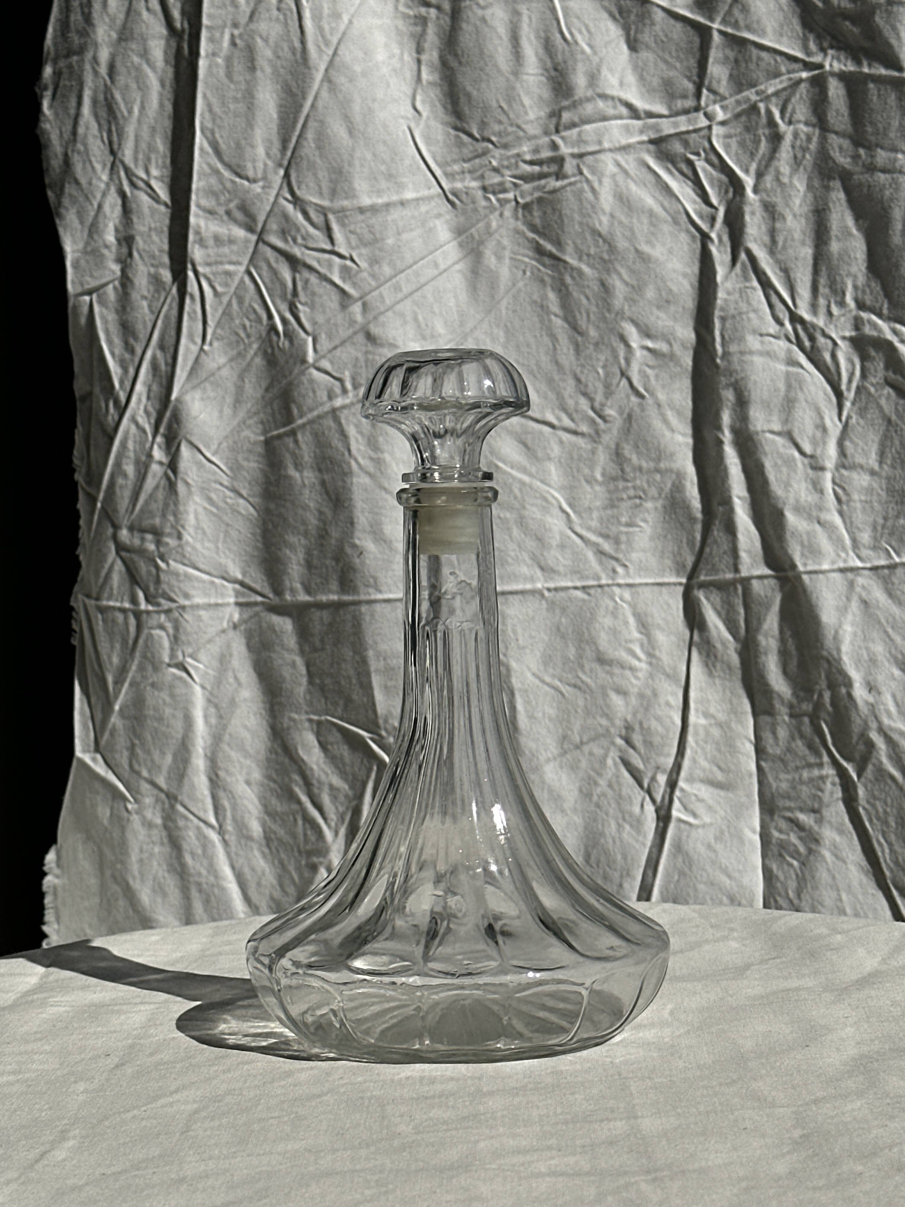 Large glass carafe with ribbed stopper H25