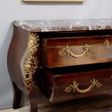 Commode ancienne en acajou, loupe d'Amboine, marbre rouge et bronze
