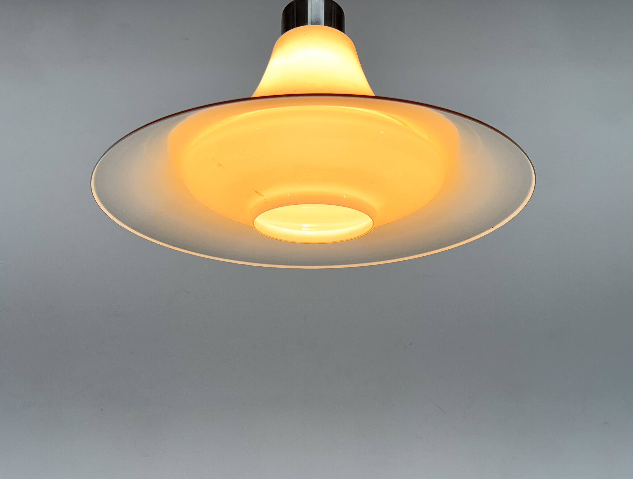 Suspension en verre opalin et métal orange, milieu XXème