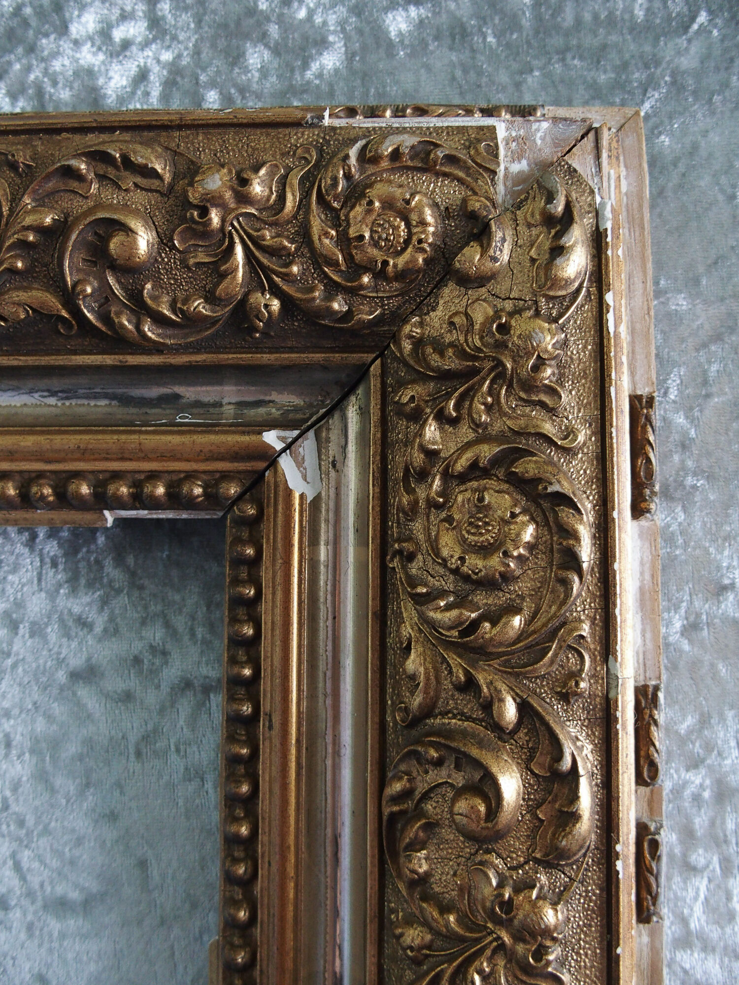 Cadre en bois décor stuc doré