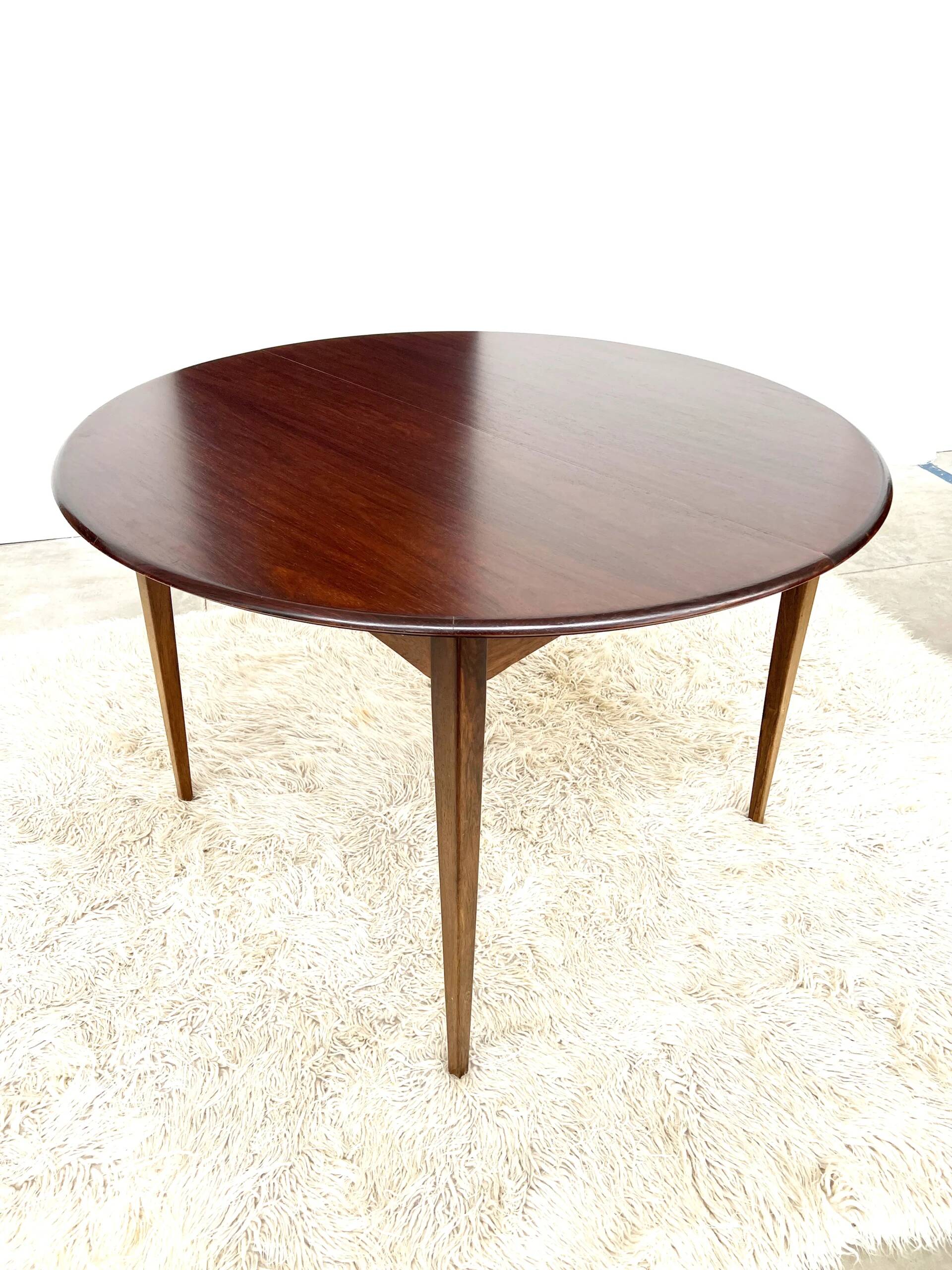 Danish round dining table in rosewood – 1950s design with butterfly extension.