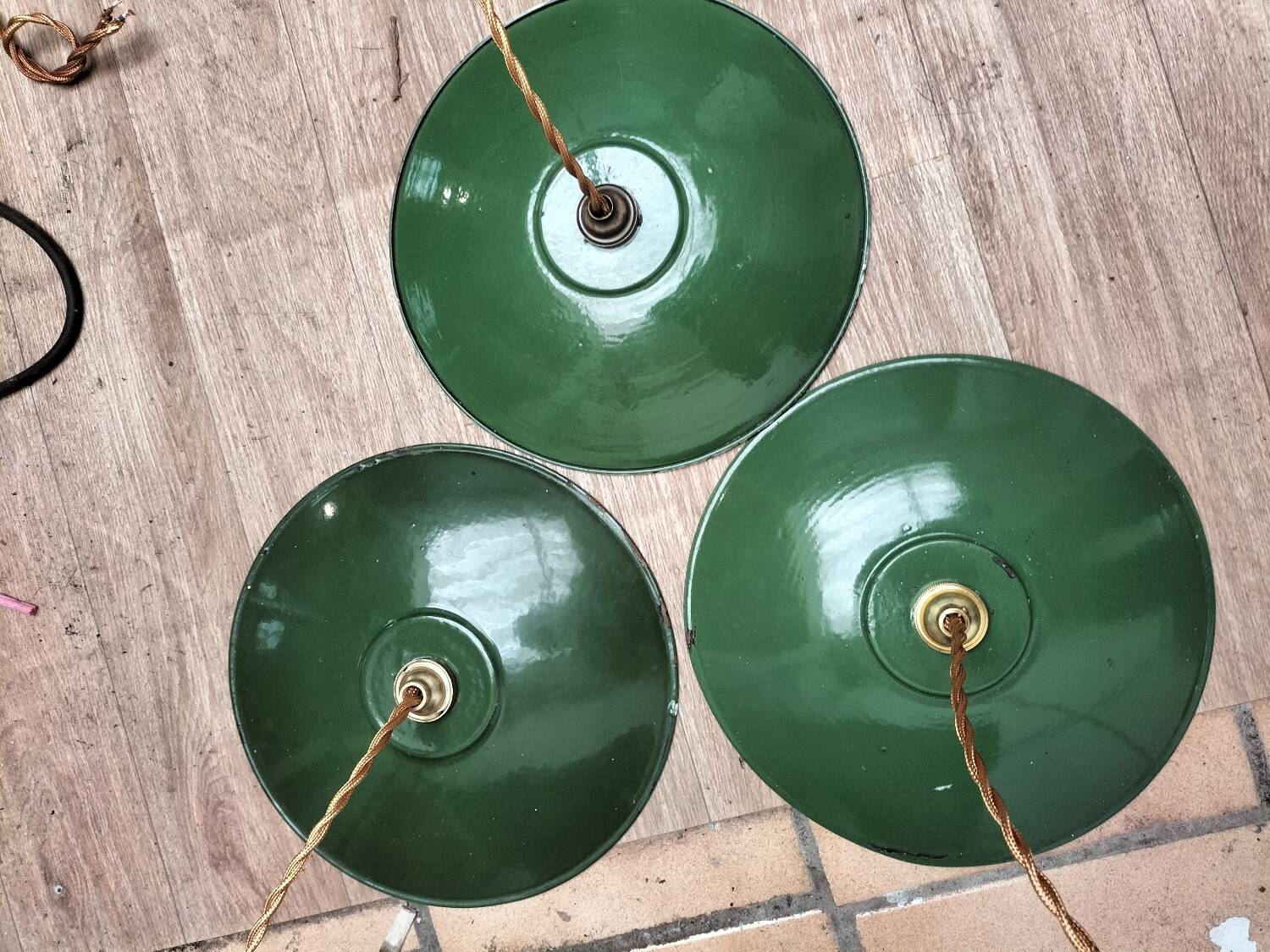 3 enamelled sheet metal suspensions
