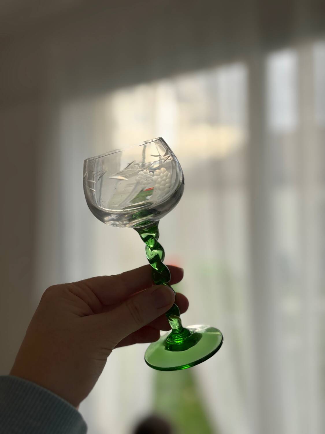 Set of vintage white wine glasses – twisted green stem engraved