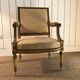 Fauteuil Louis XVI en bois doré sculpté et mouluré