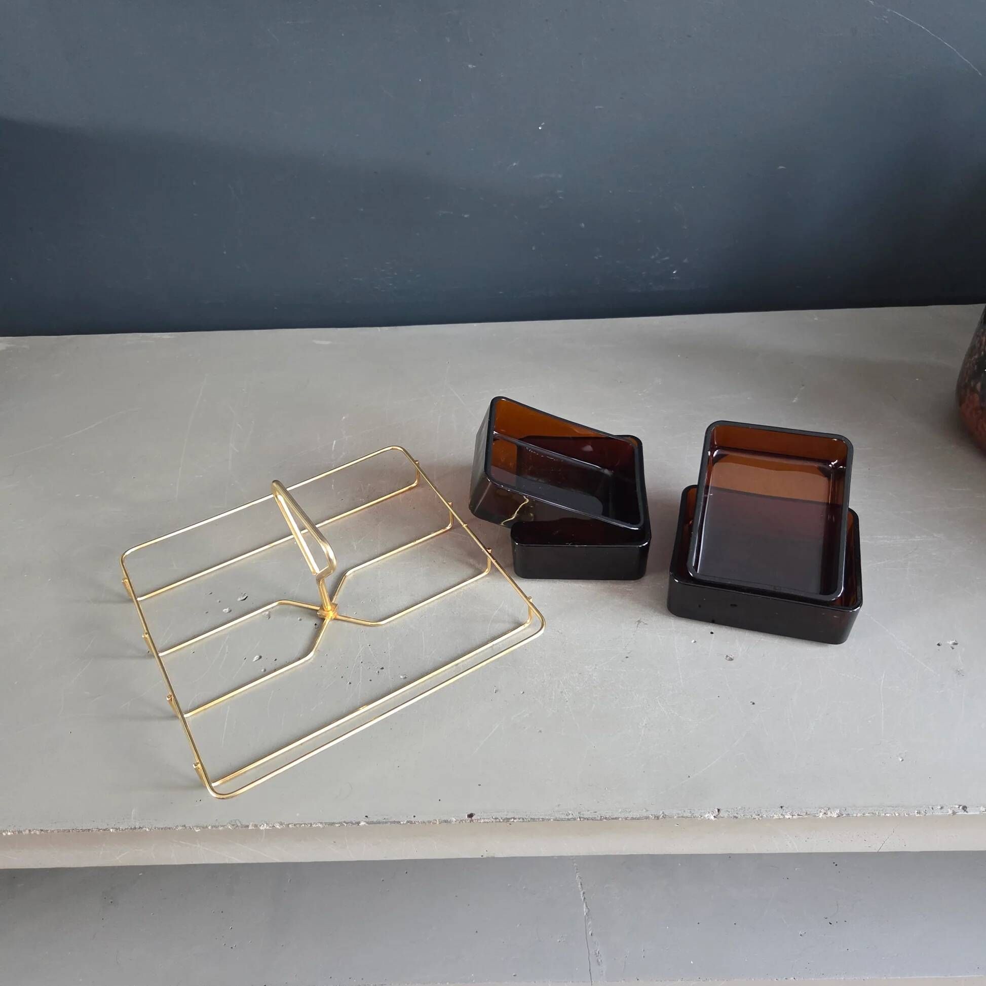A serving tray for aperitifs in gold metal wire and amber glass - Vereco