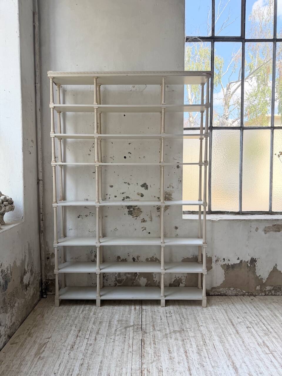 Bibliothèque, étagère XL Napoléon en bois patiné blanc