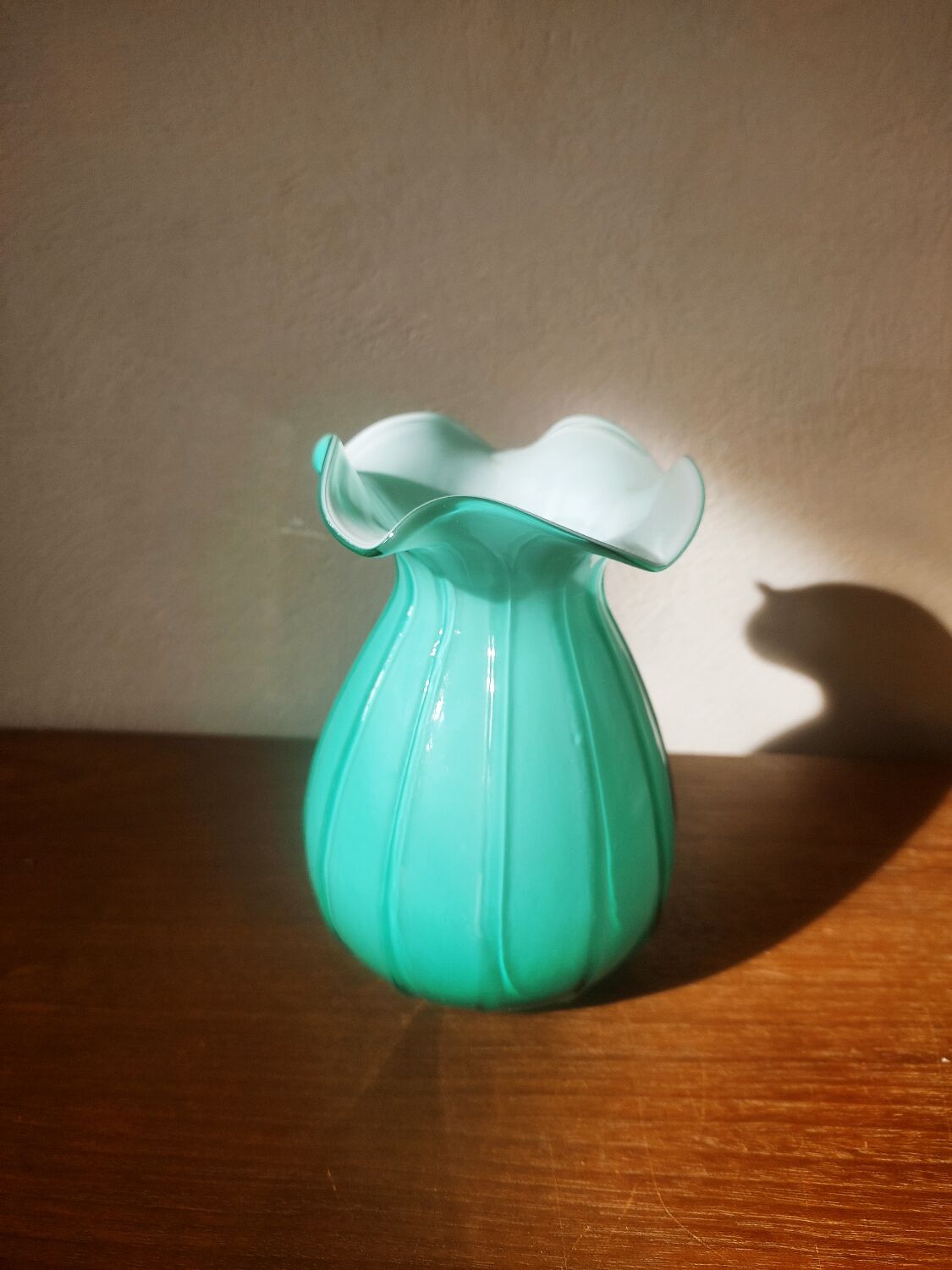 Vase corolle en opaline italienne vert amande