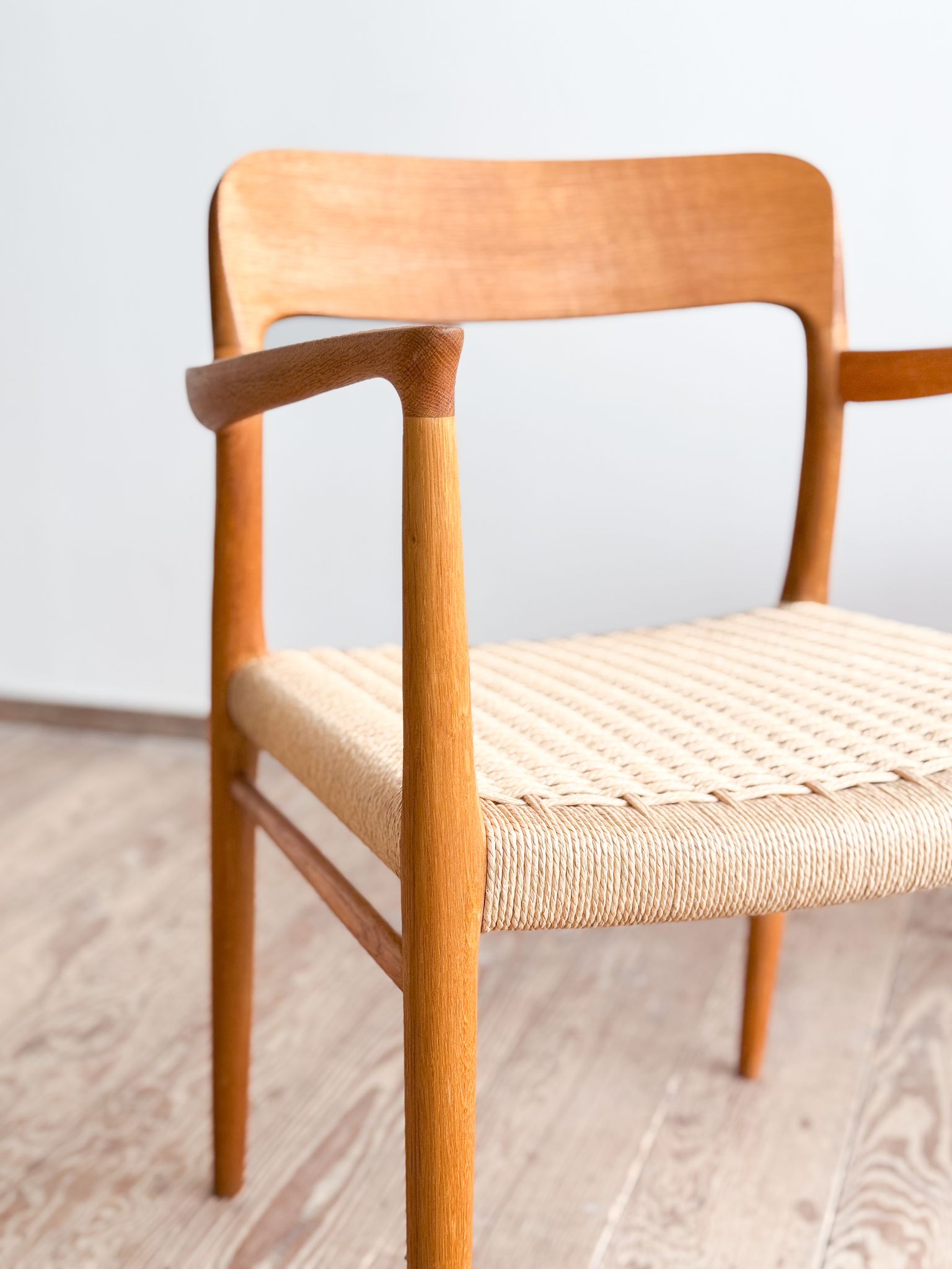 Paire de chaises de salle à manger modèle 56 par Niels O. Møller en chêne