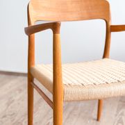Paire de chaises de salle à manger modèle 56 par Niels O. Møller en chêne