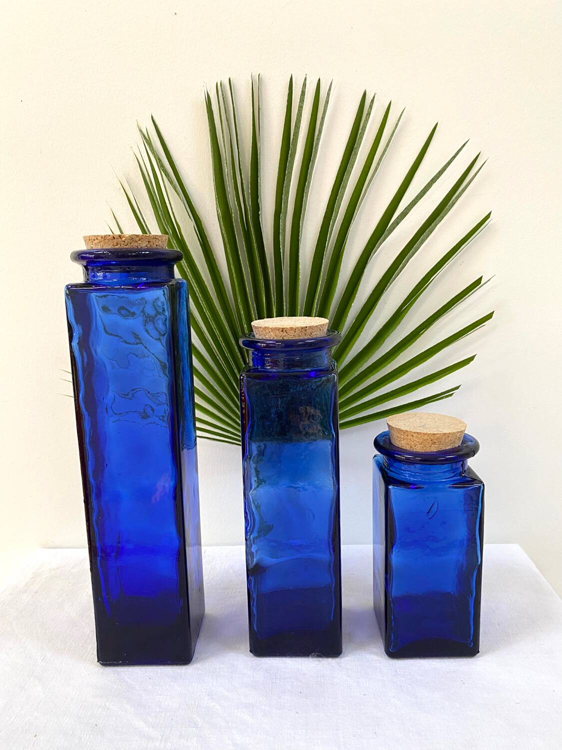 Trio de bocaux en verre bleu cobalt