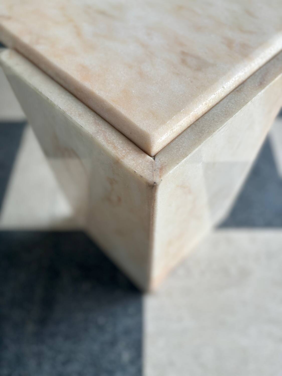 Table basse vintage en marbre rose