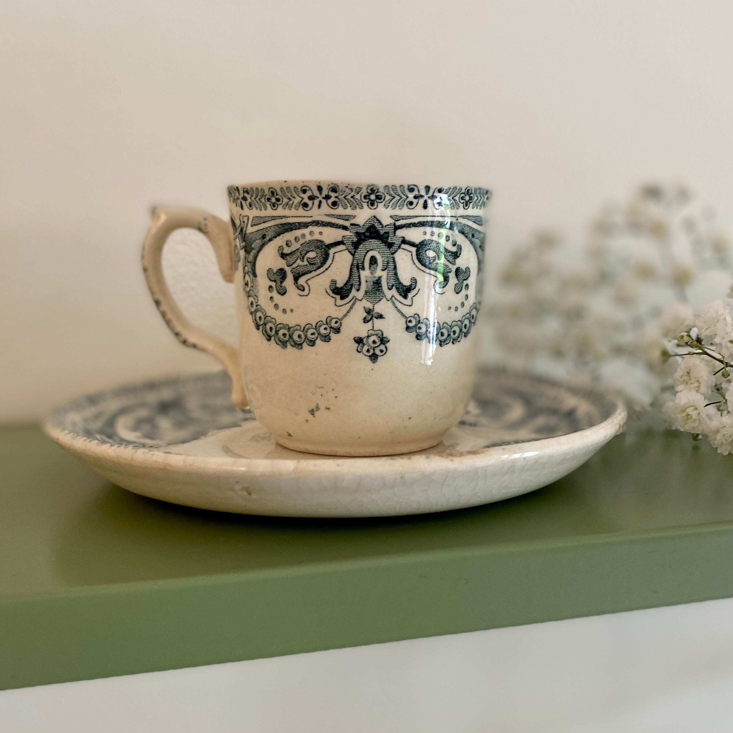Tasse ancienne en terre de fer modèle guirlande de au planteur de caïffa
