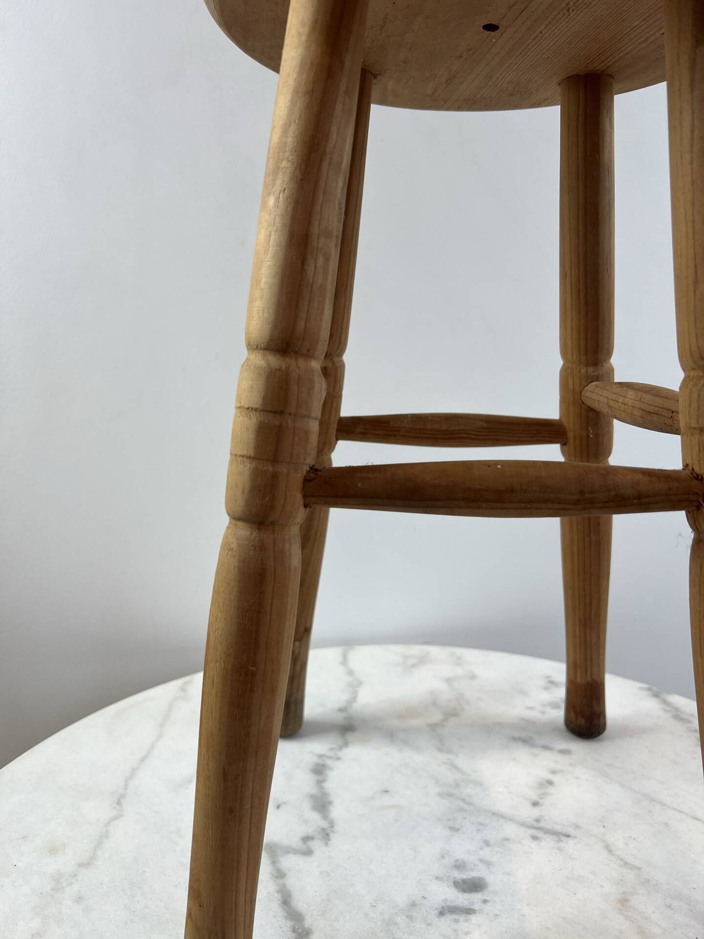 Tabouret haut en bois tourné à trois pieds