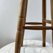 Tabouret haut en bois tourné à trois pieds