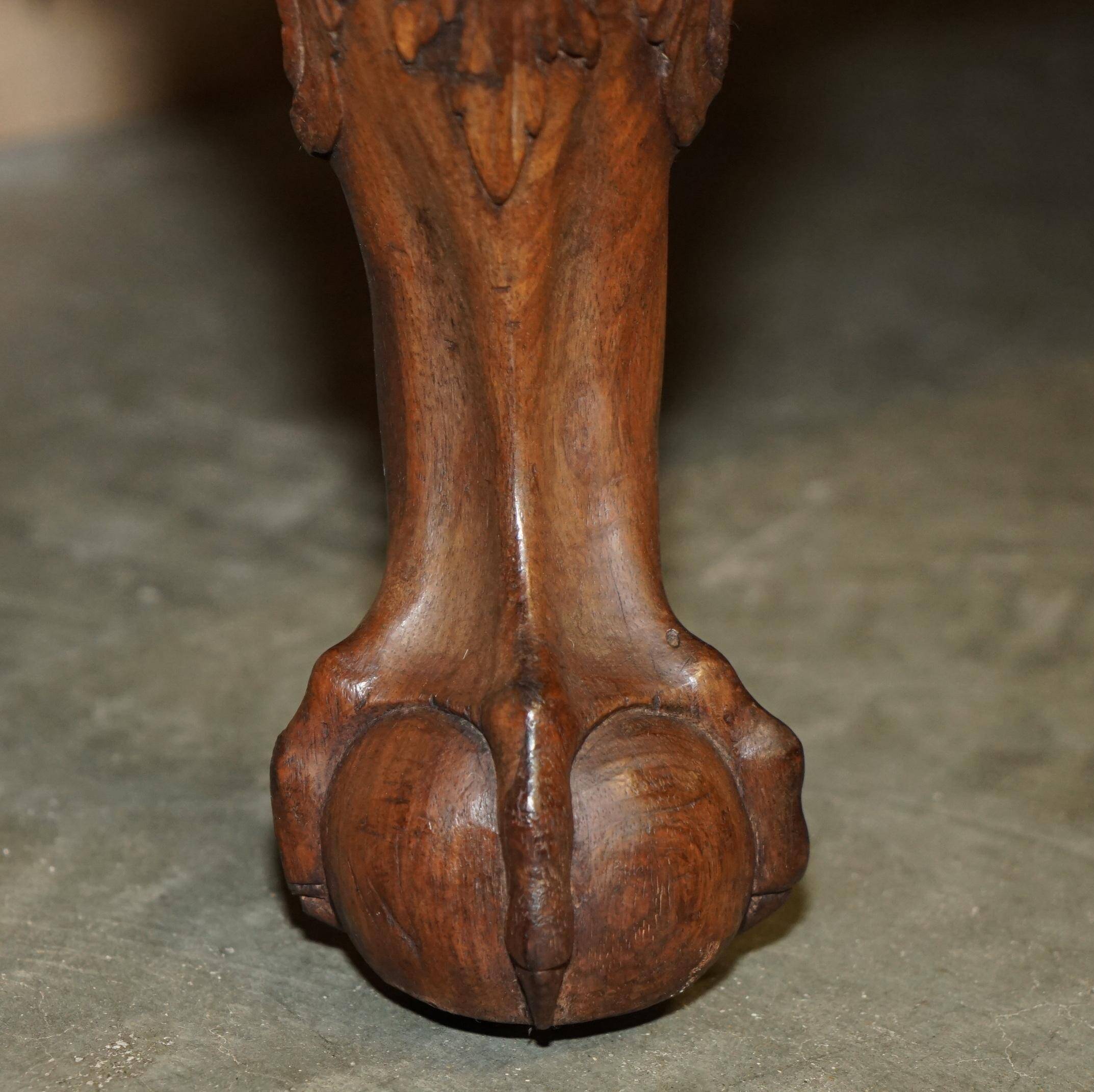 Canapé ancien George III circa 1780 sculpté à la main pieds griffe et boule