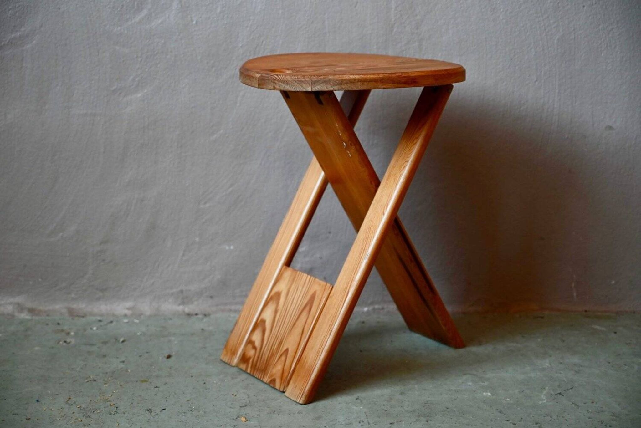 Tabouret pliant Roger Tallon en pin massif édition Sentou, années 70