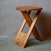 Tabouret pliant Roger Tallon en pin massif édition Sentou, années 70