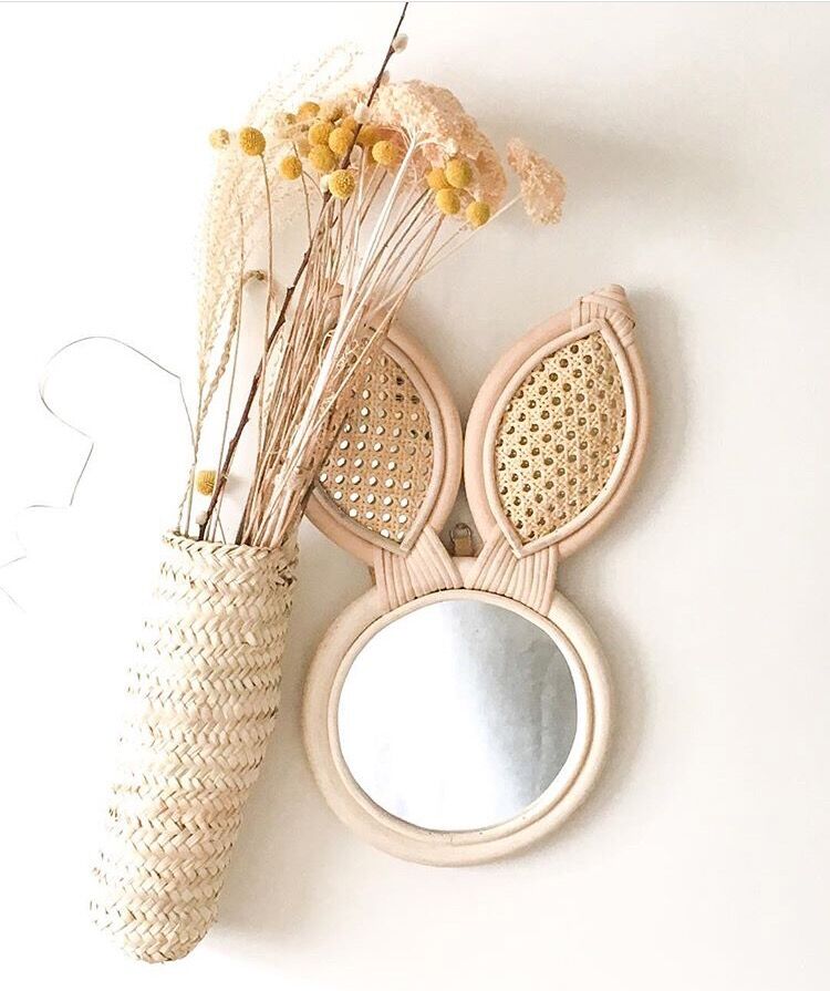 Rabbit mirror in rotin 29x46cm