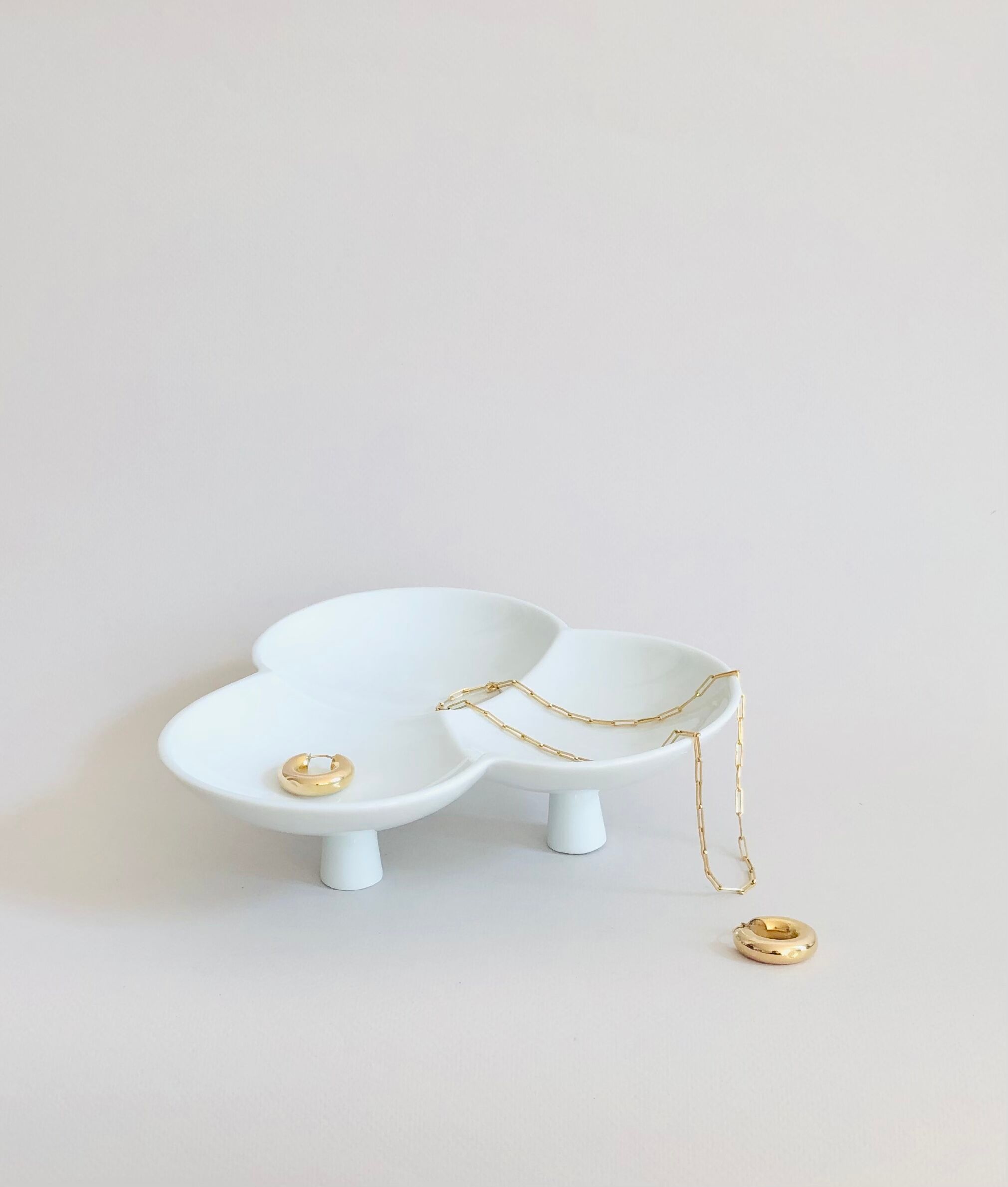 Tray on porcelain stand