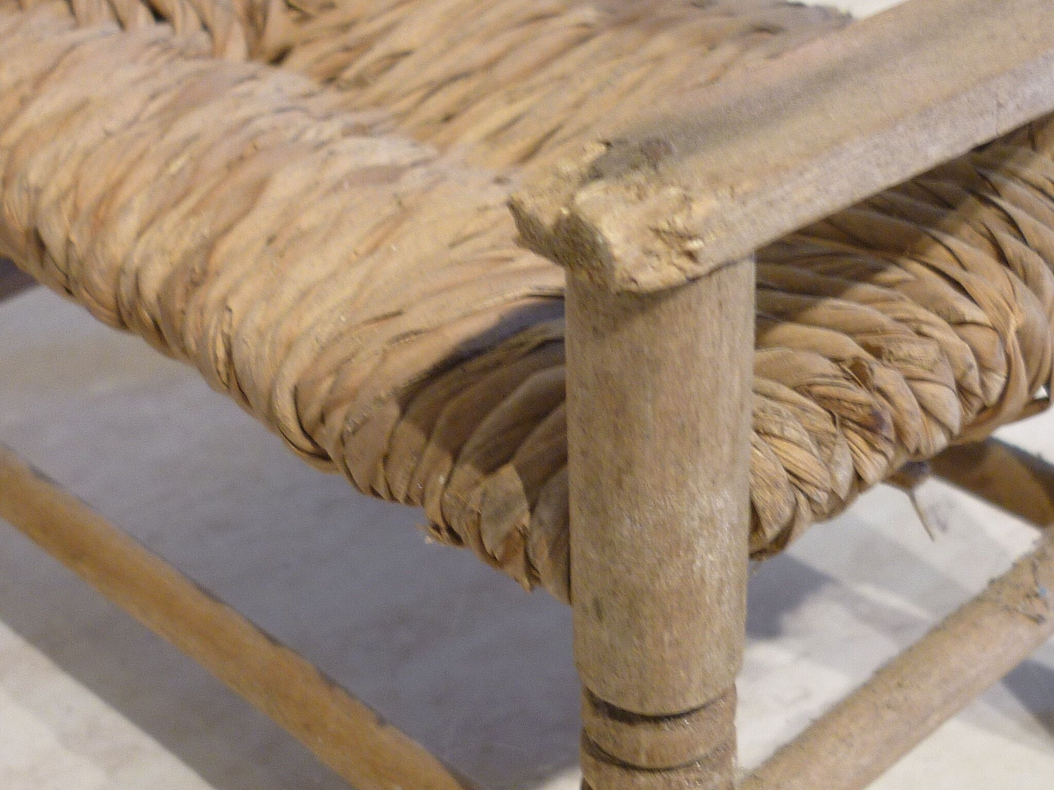 Bench and armchair in wood and straw for doll