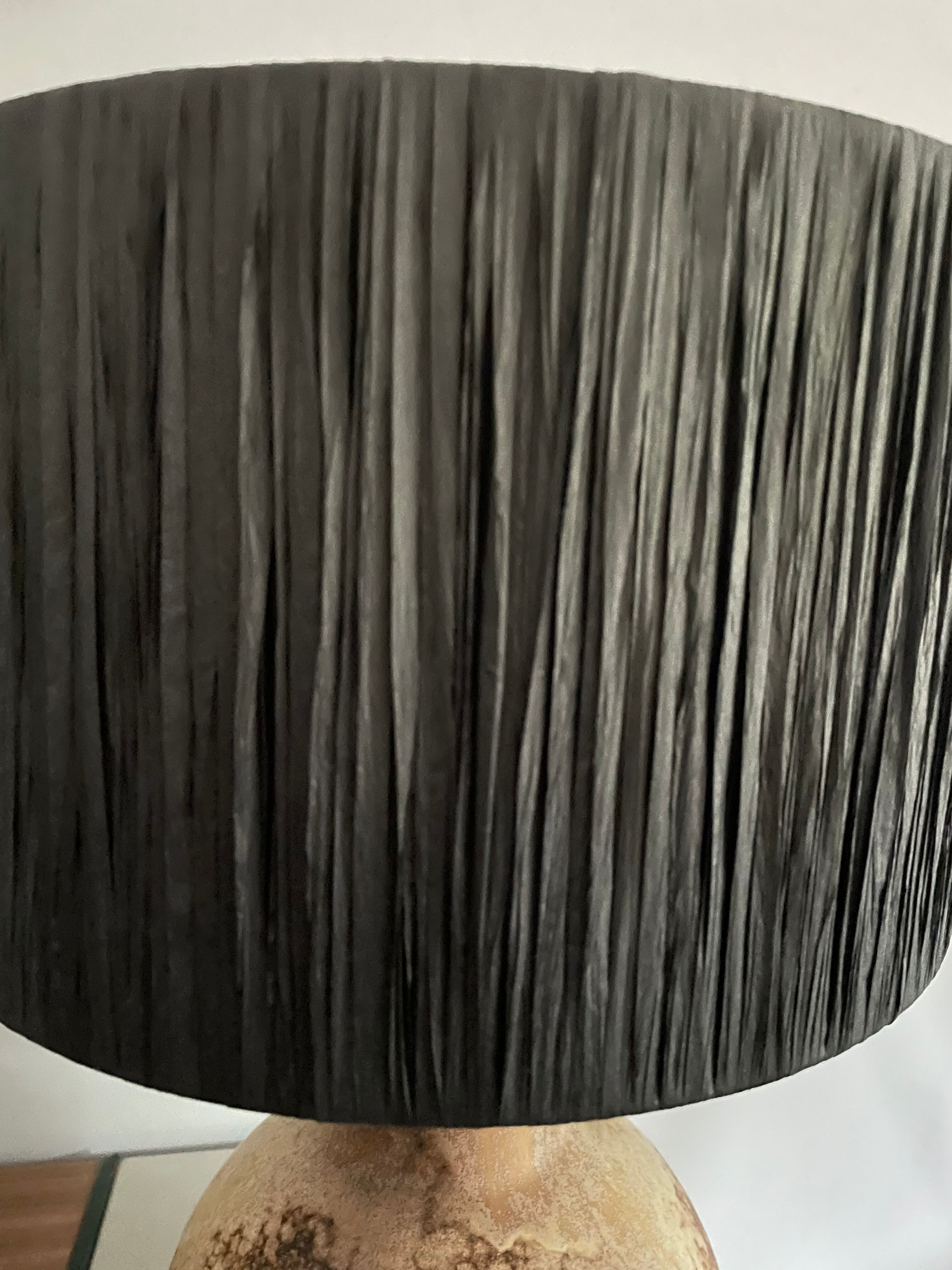 Lampe en grès et raphia