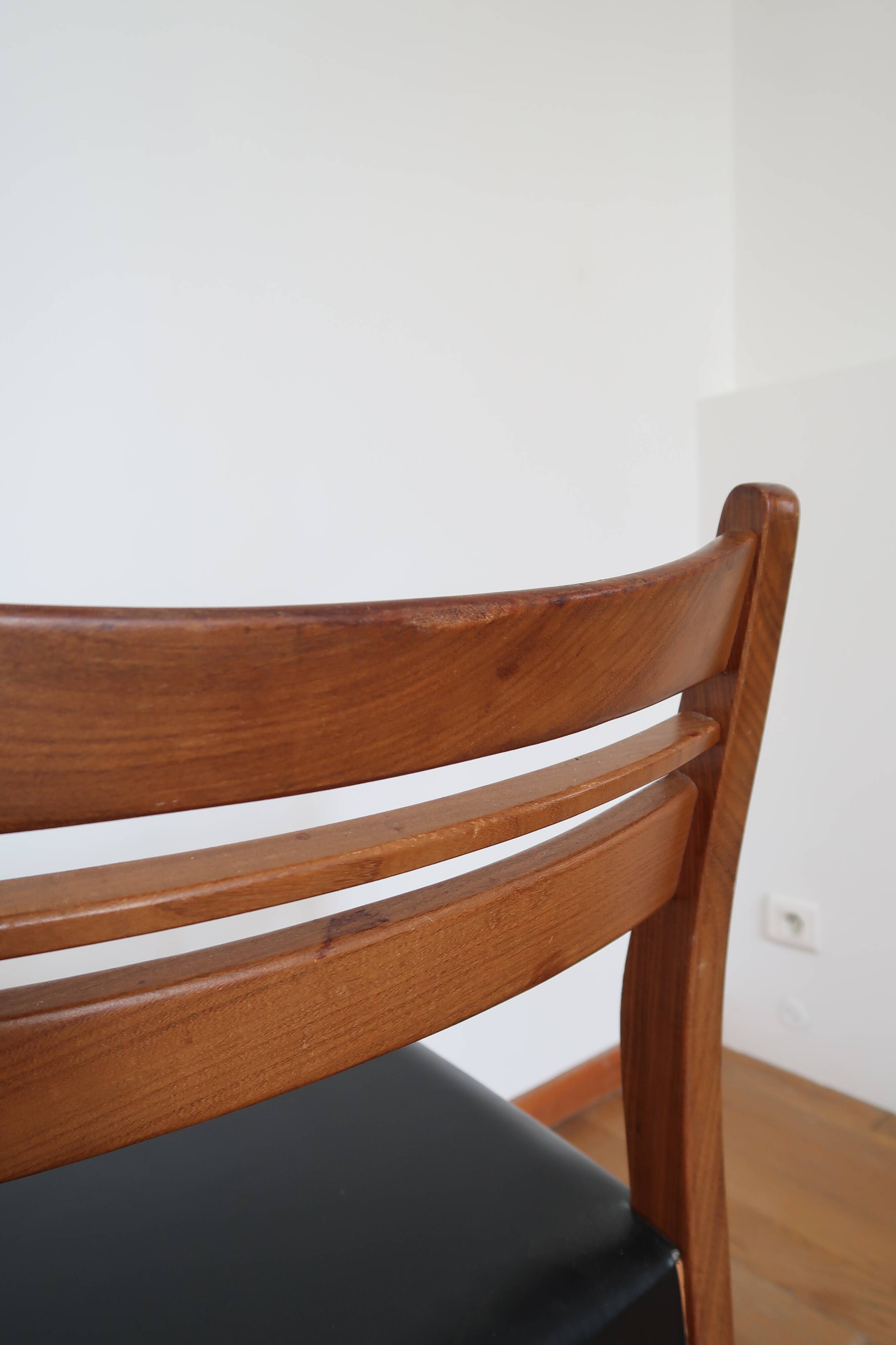 Pair of Scandinavian chairs skaï/teak