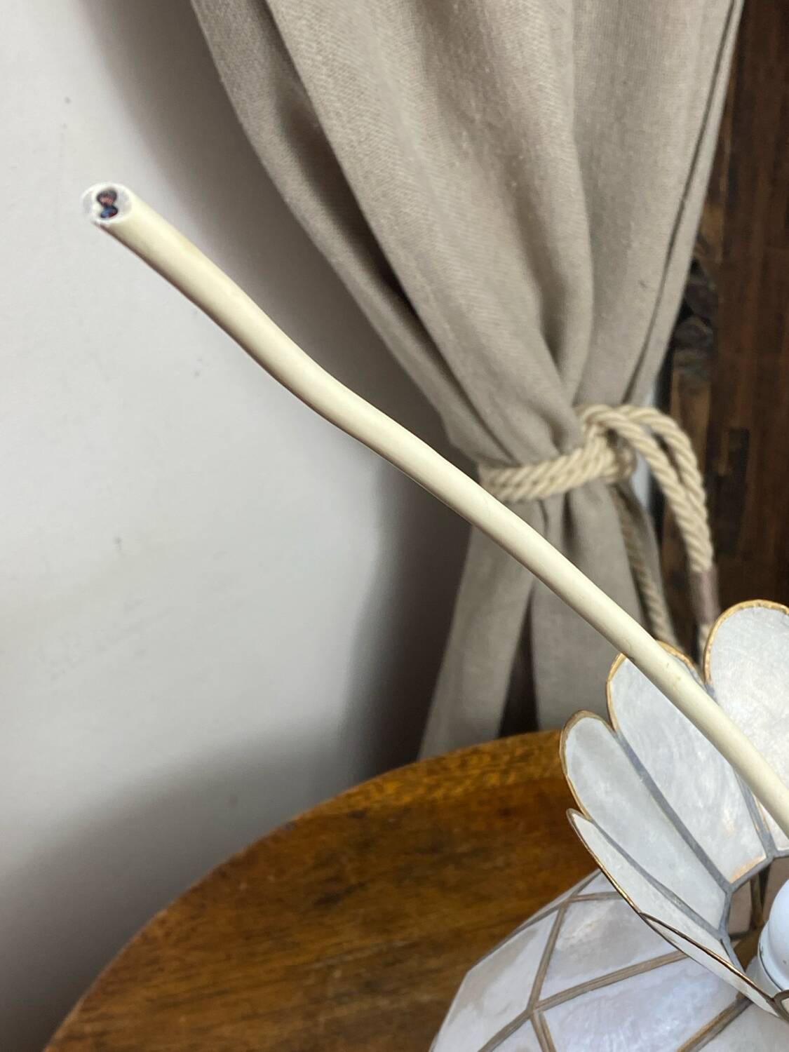 Suspension in white mother-of-pearl and brass