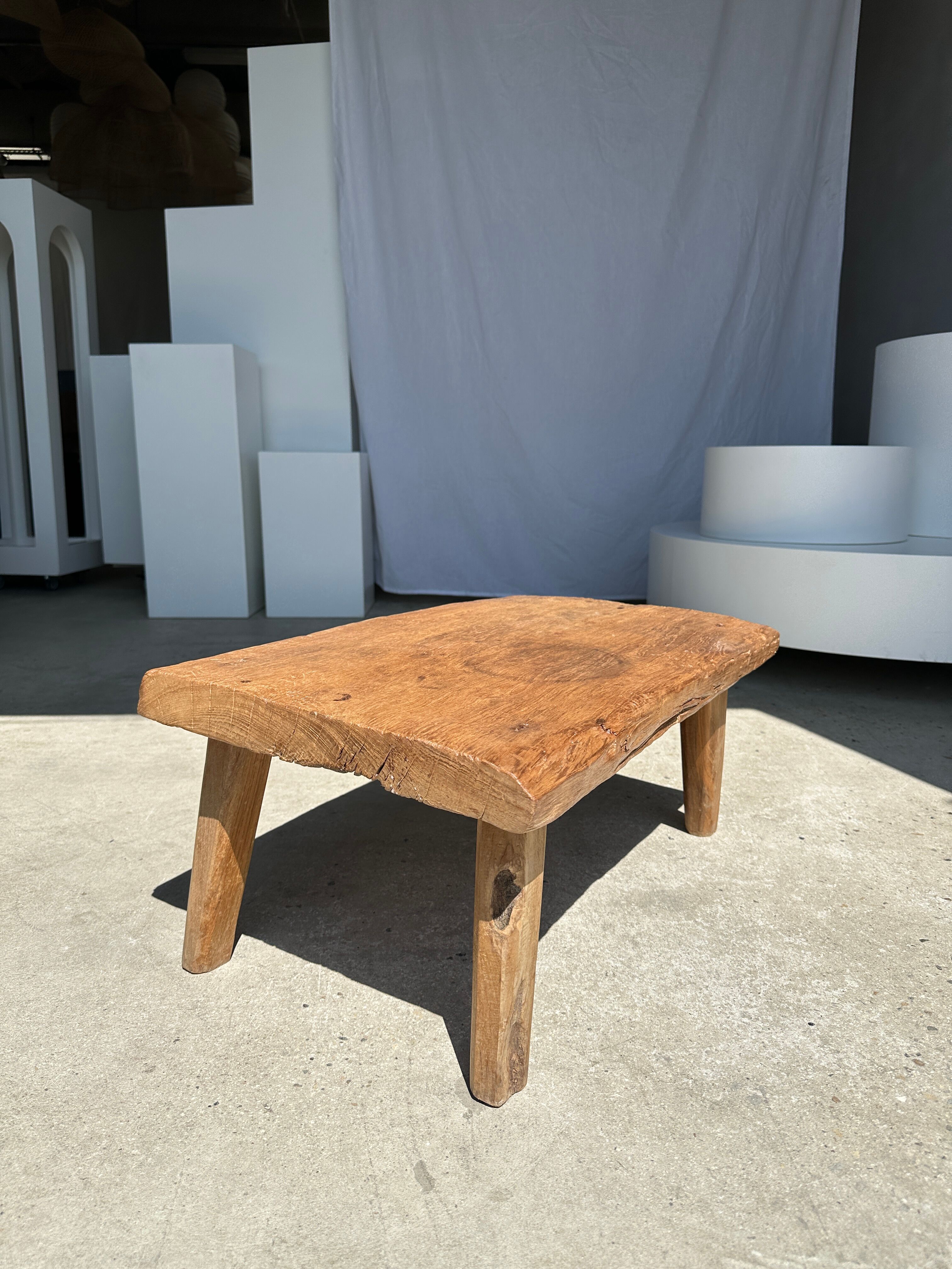 Coffee table in blond teak quadripod