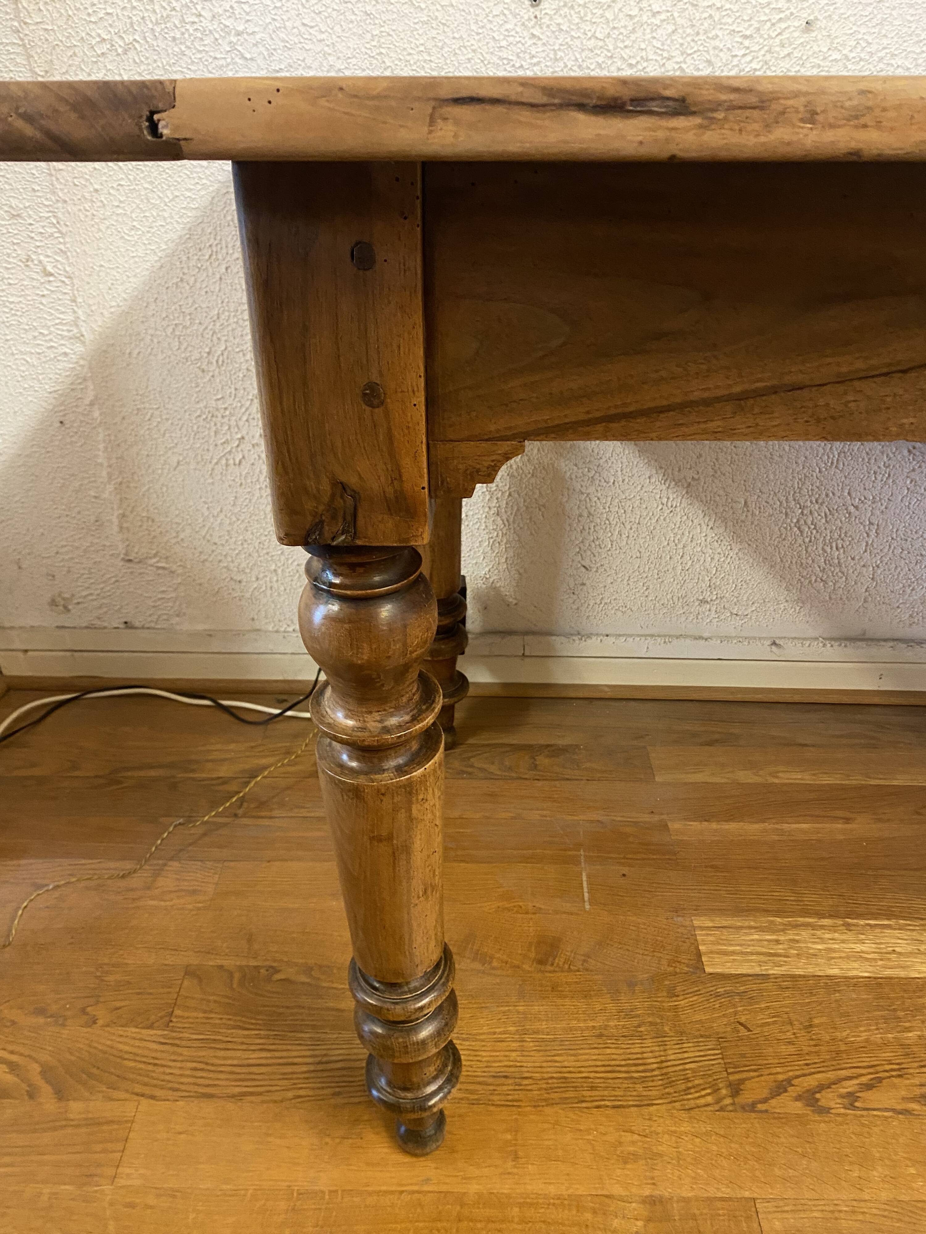 office table in blond walnut, turned legs, beautiful patina, excellent condition.