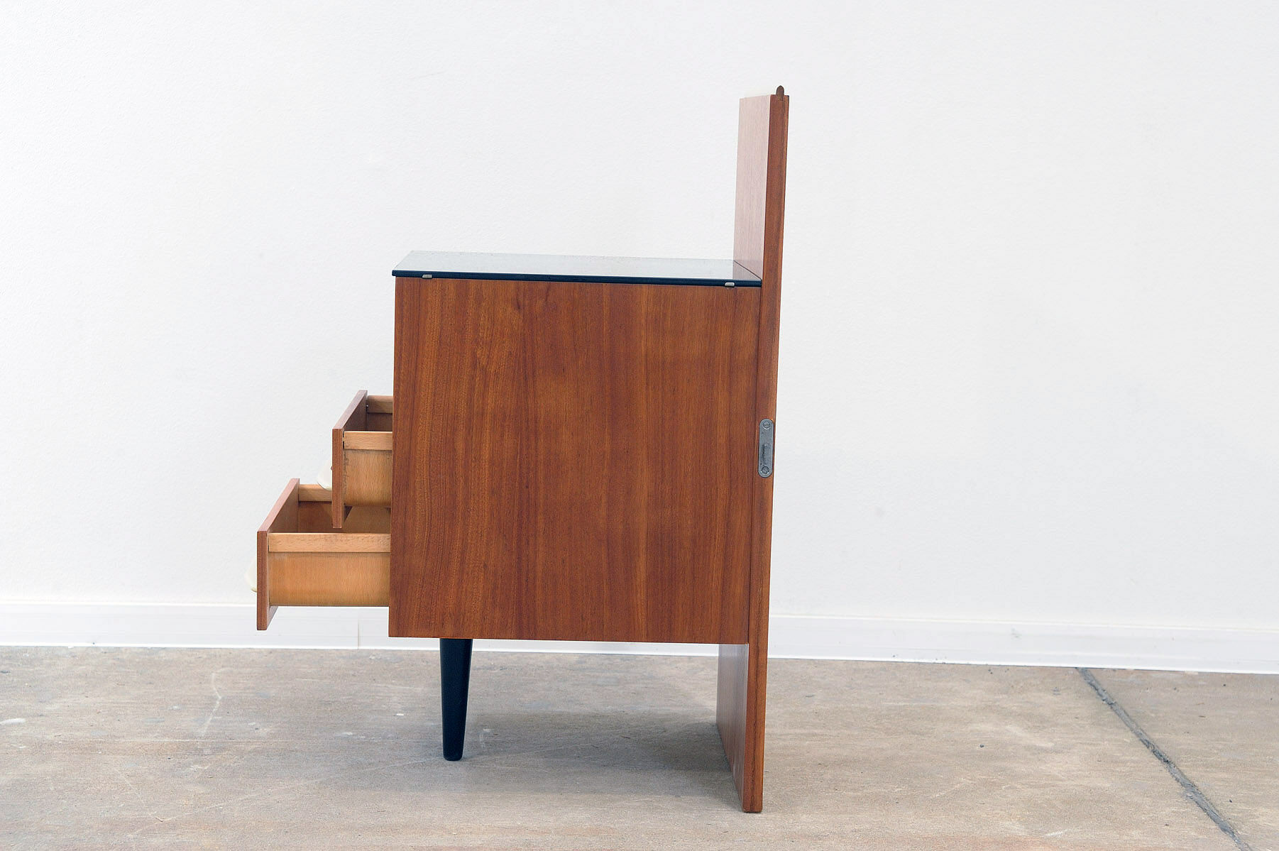 Table de chevet du milieu du siècle entièrement rénovée par Mojmír Požár, années 1960, Tchécoslovaquie