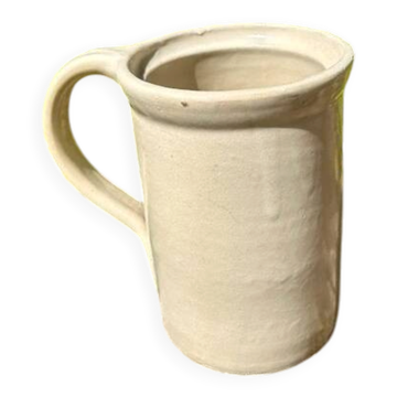 Ceramic pot with handle