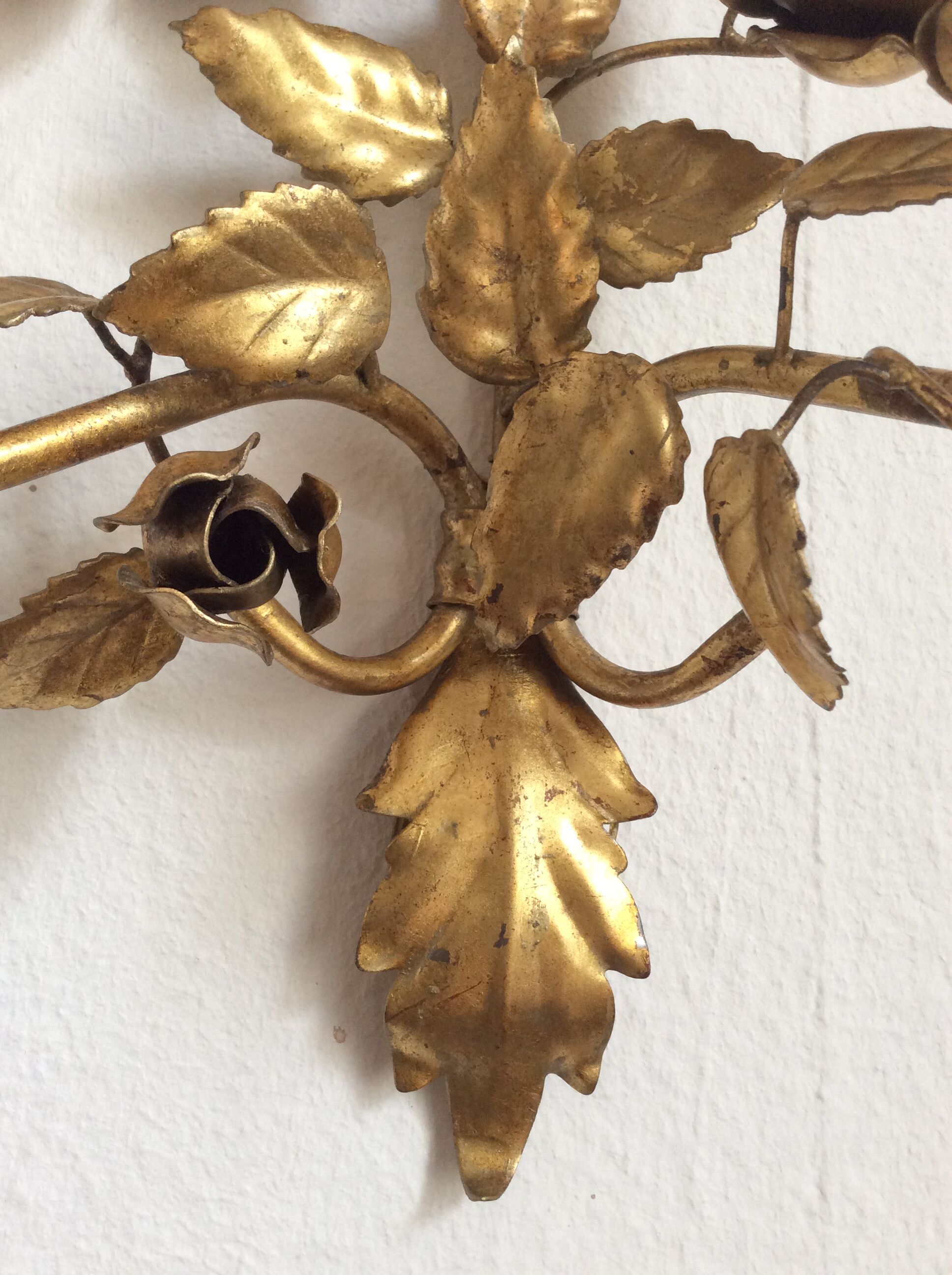 Leaves and flowers wall light in gold metal